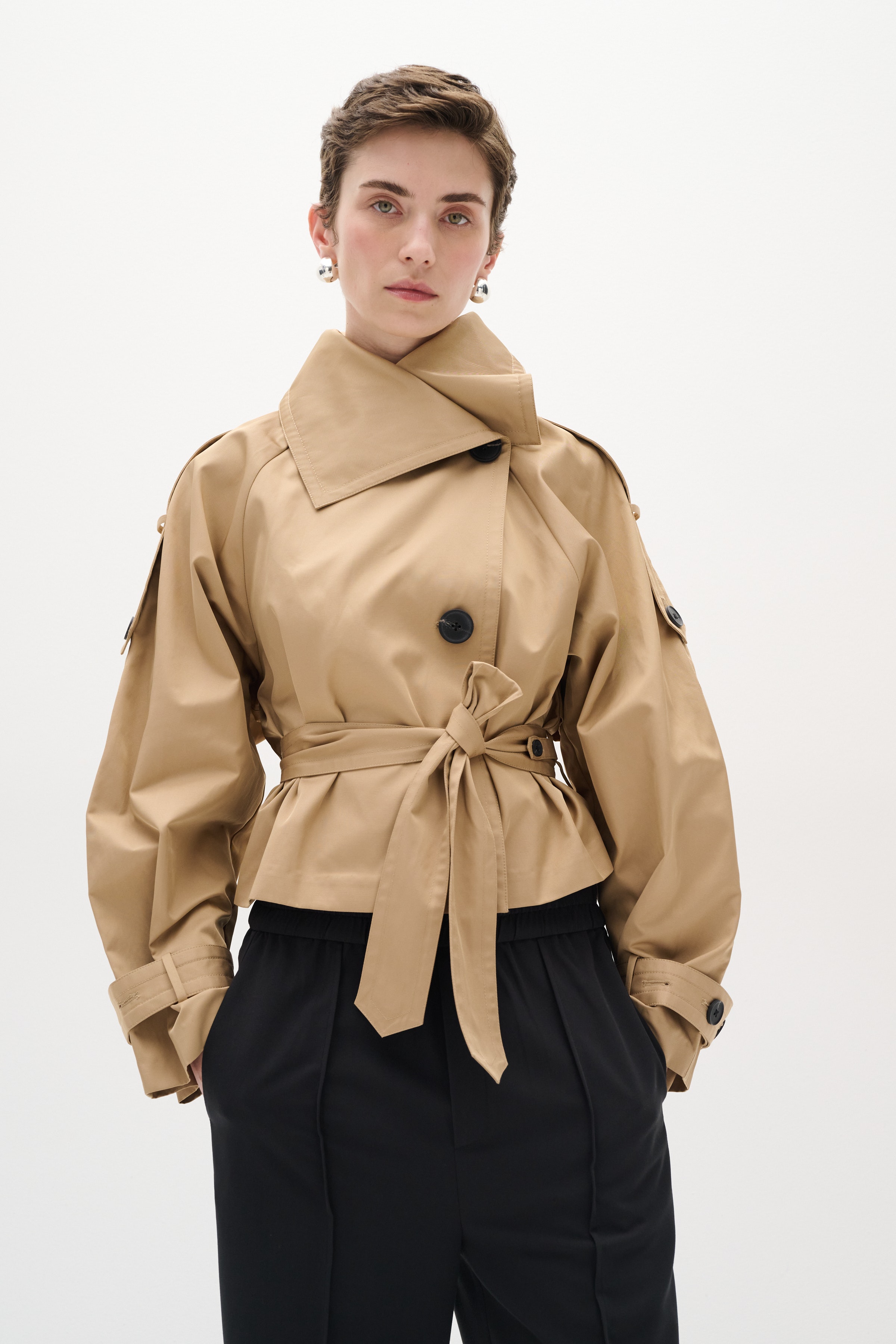 UmayaIW Kurzer Trenchcoat LOOKBOOK FRONT 30110021-171320