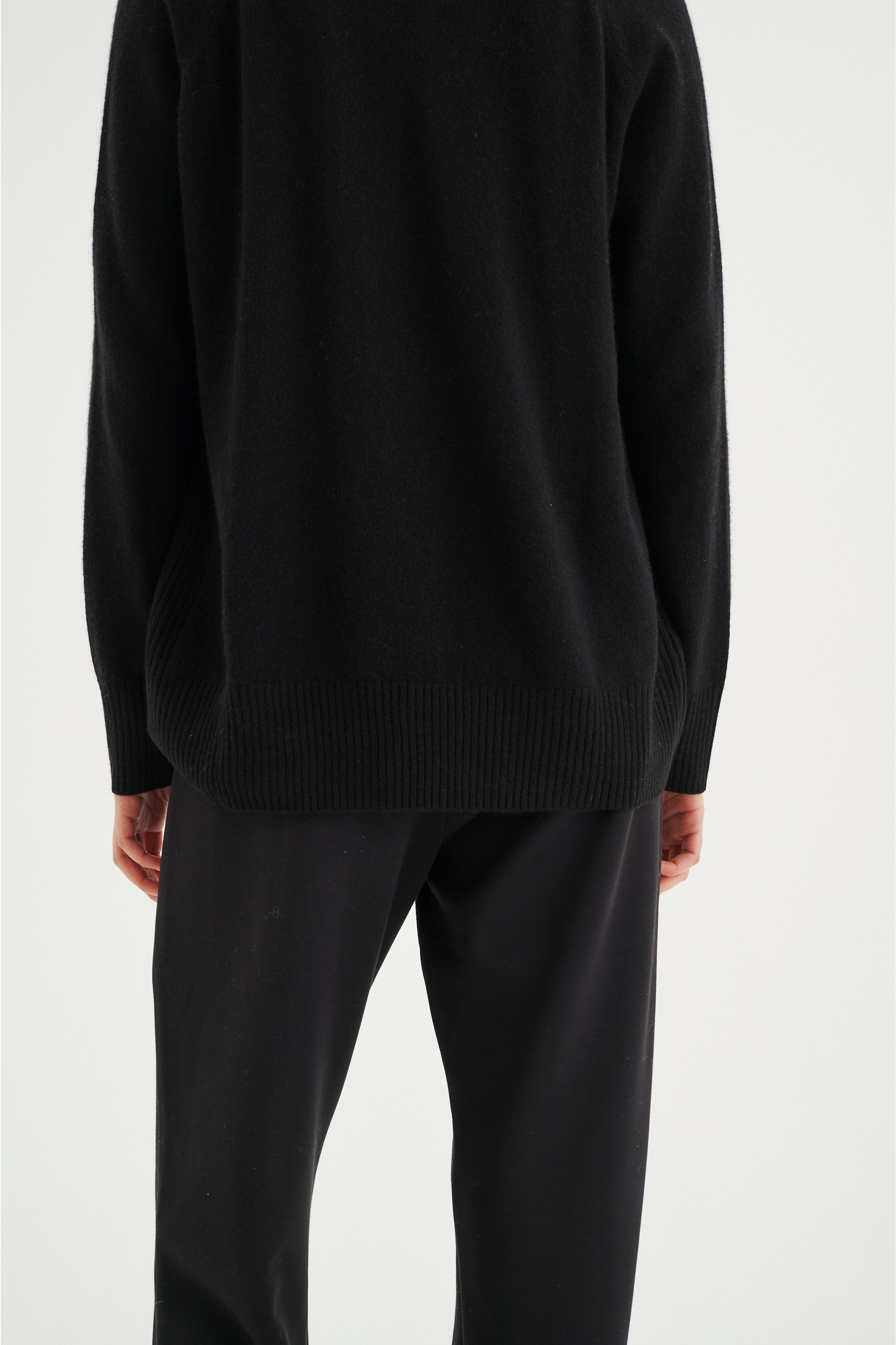 Lukka V-neck Cashmere Pullover LOOKBOOK BACK 30104240-10050