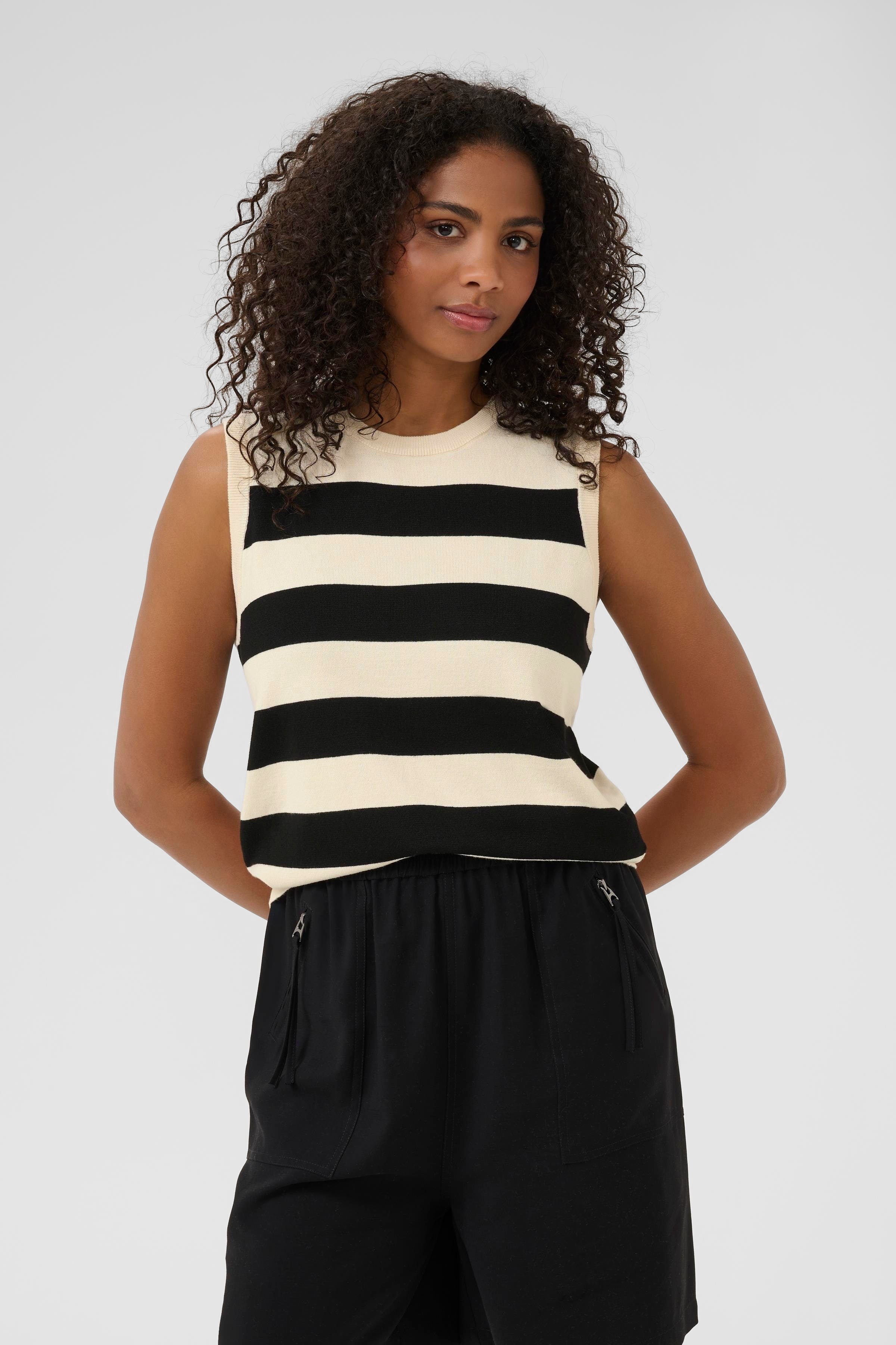 KAlizzy Strikket vest LOOKBOOK FRONT 10508539-108166