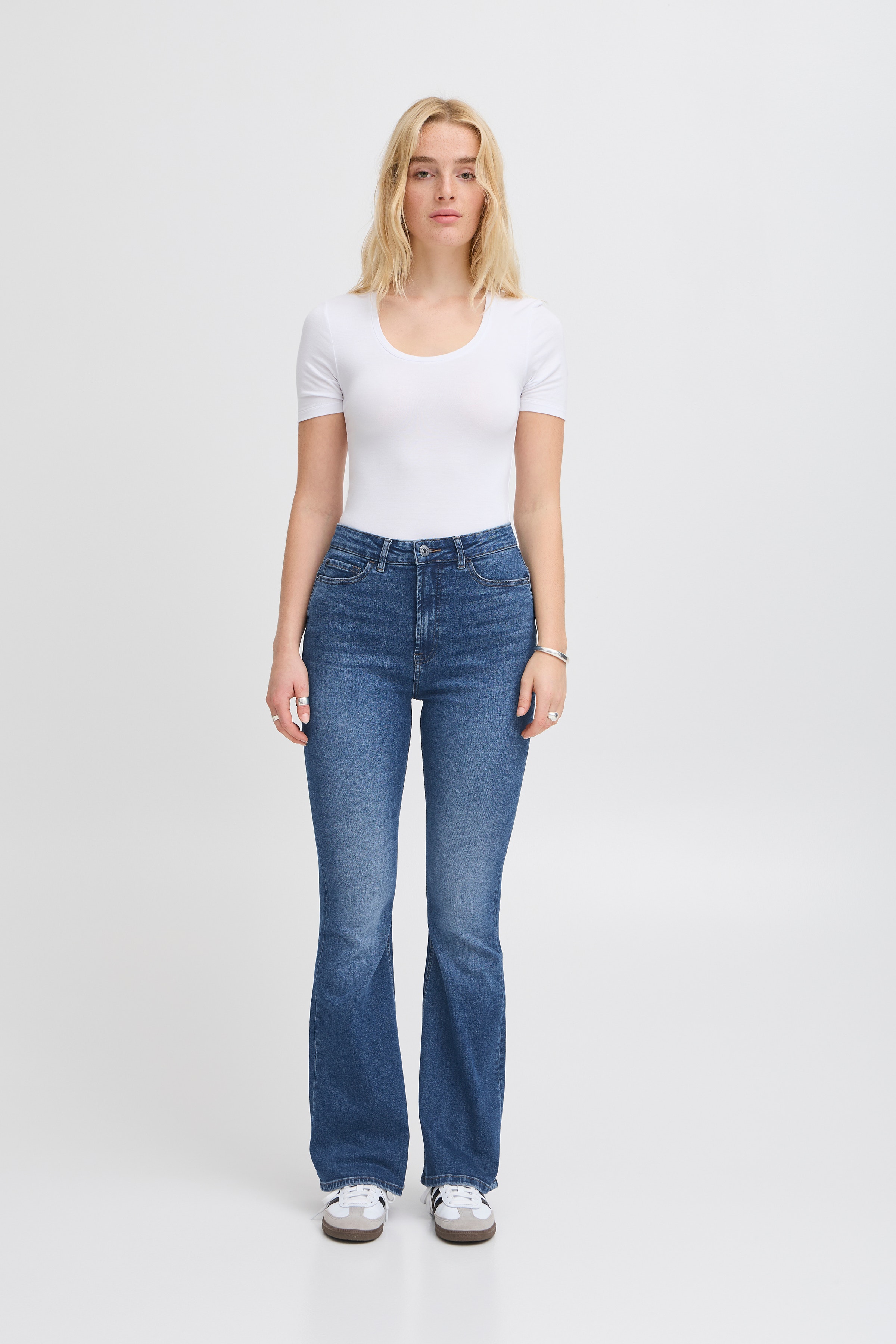 IHTWIGGY FLAIRED HIGH WAIST Jeans LOOKBOOK FRONT 20122437-200339