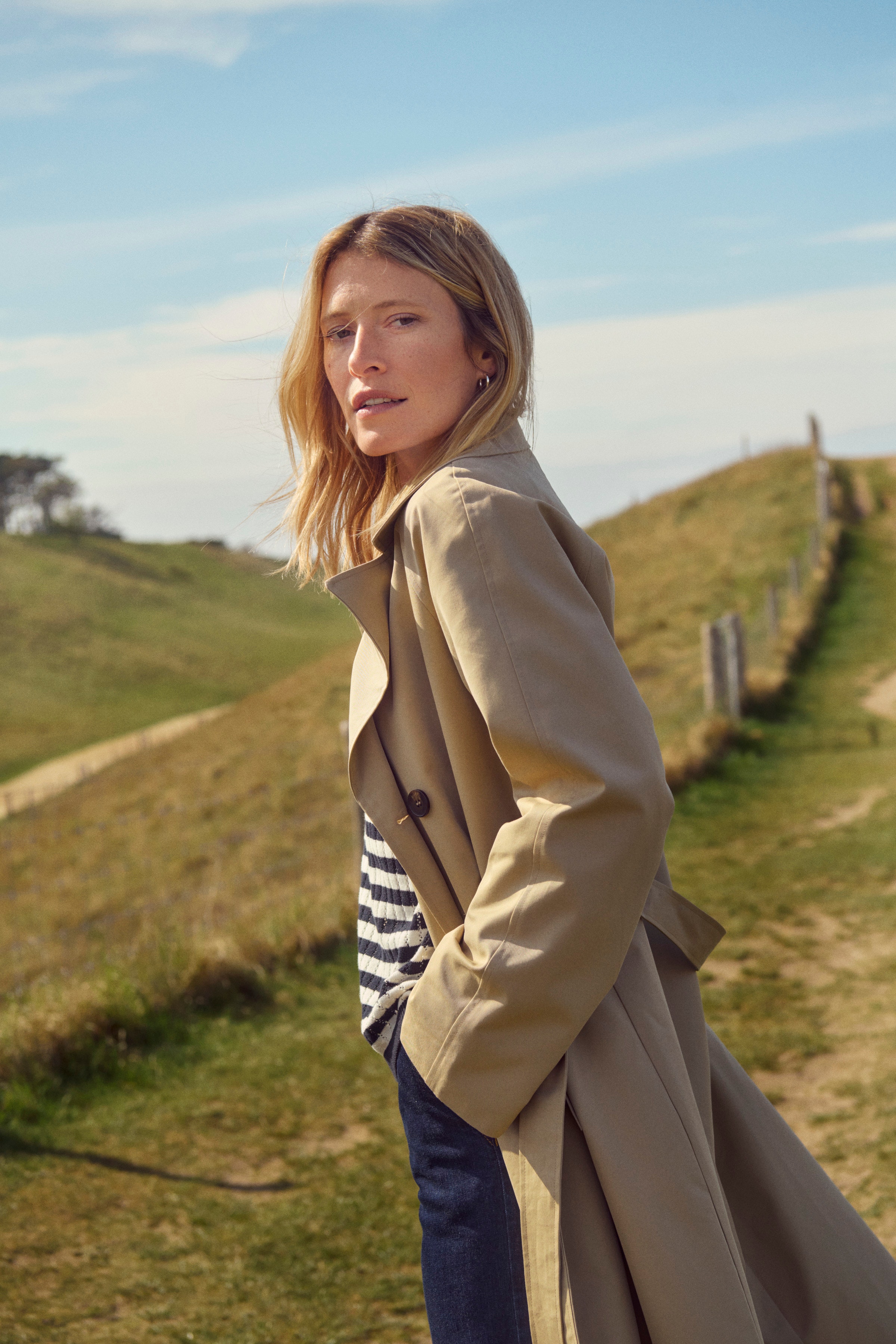 AubriePW Mantel LOCATION NONE 30310477-151114