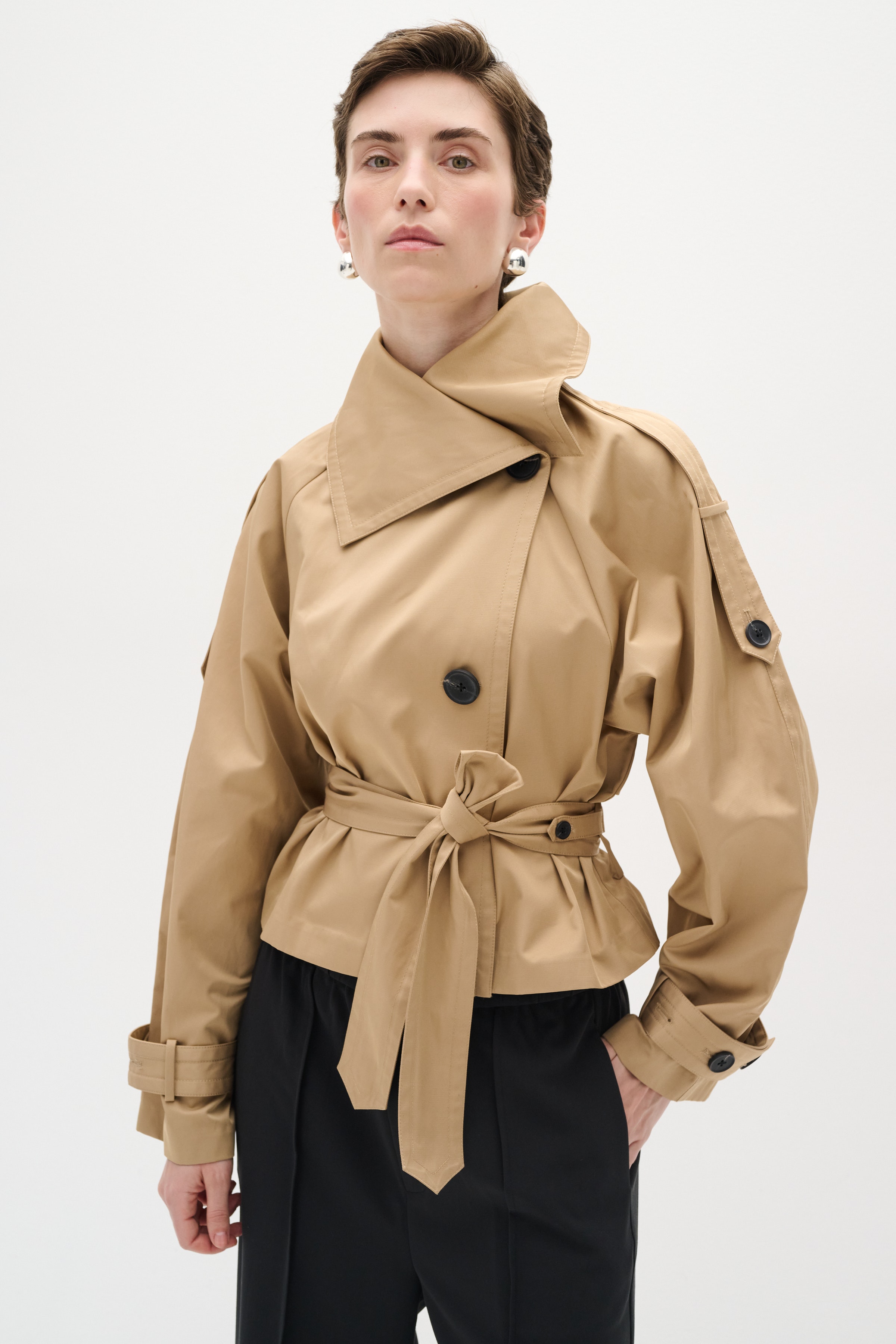 UmayaIW Kort trenchcoat LOOKBOOK FRONT 30110021-171320