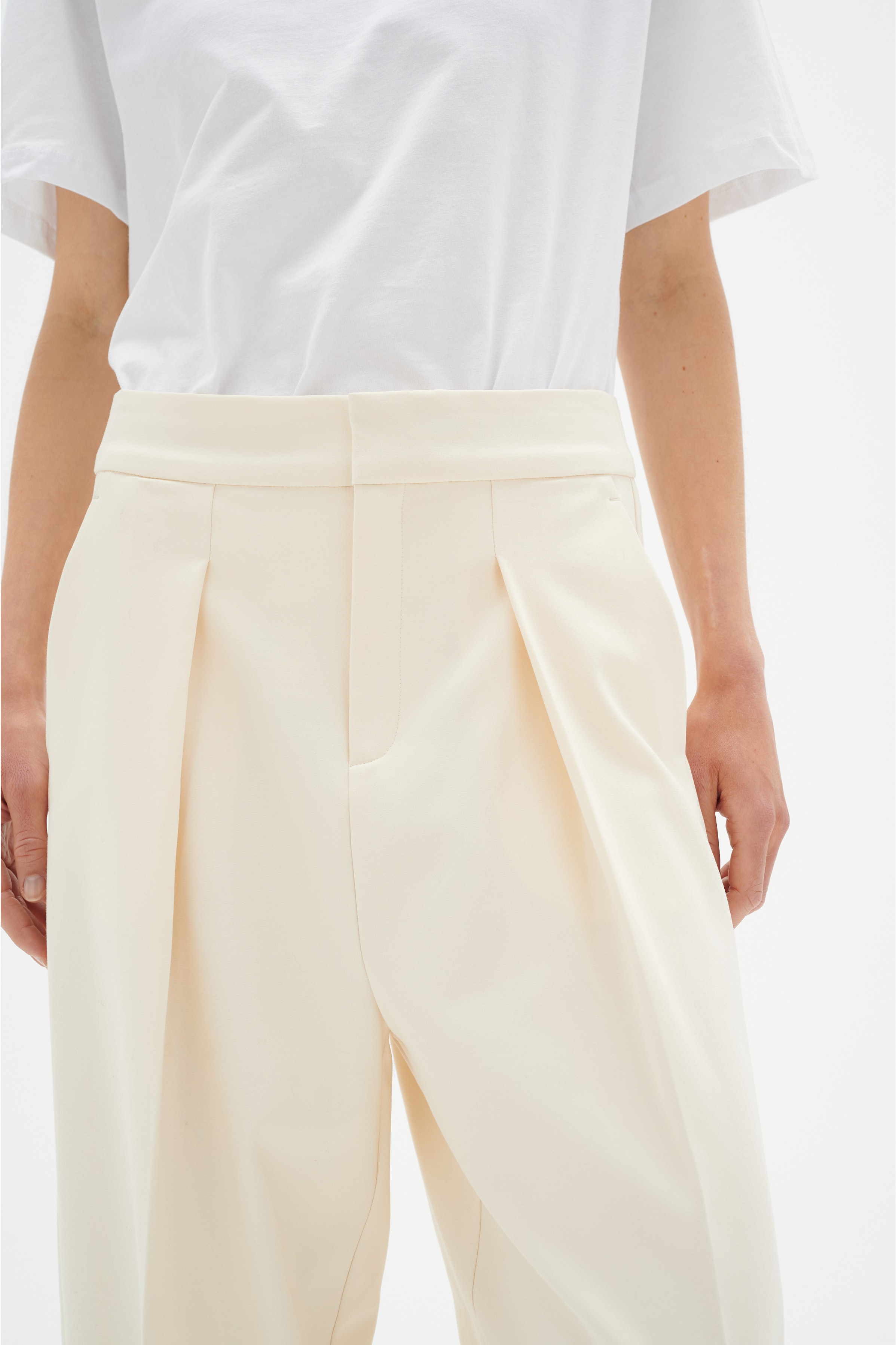 ZellaIW Barrel Trousers LOOKBOOK DETAIL 30107207-120000