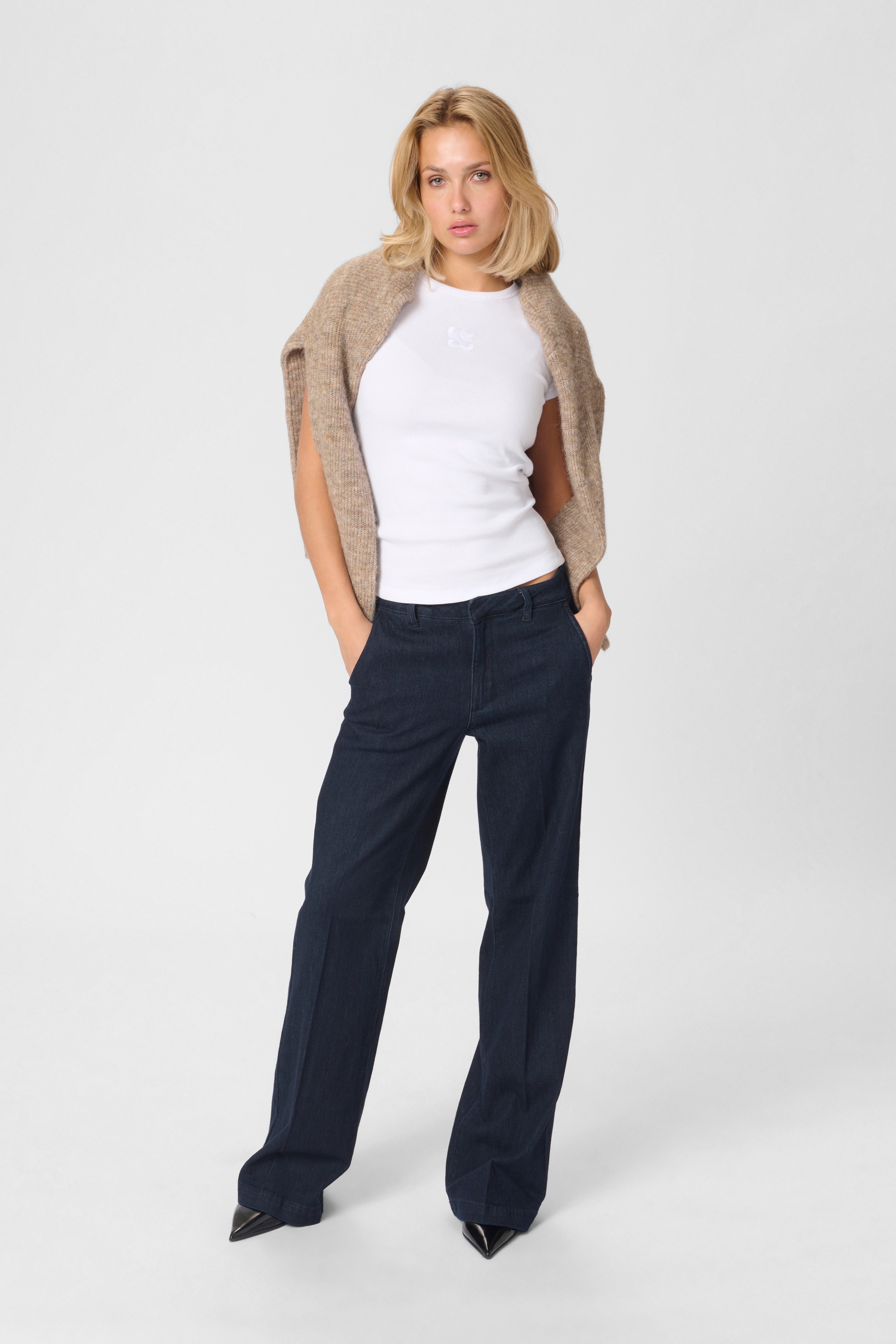 30 THE LARA 115 PANT LOOKBOOK FRONT 10705210-100067