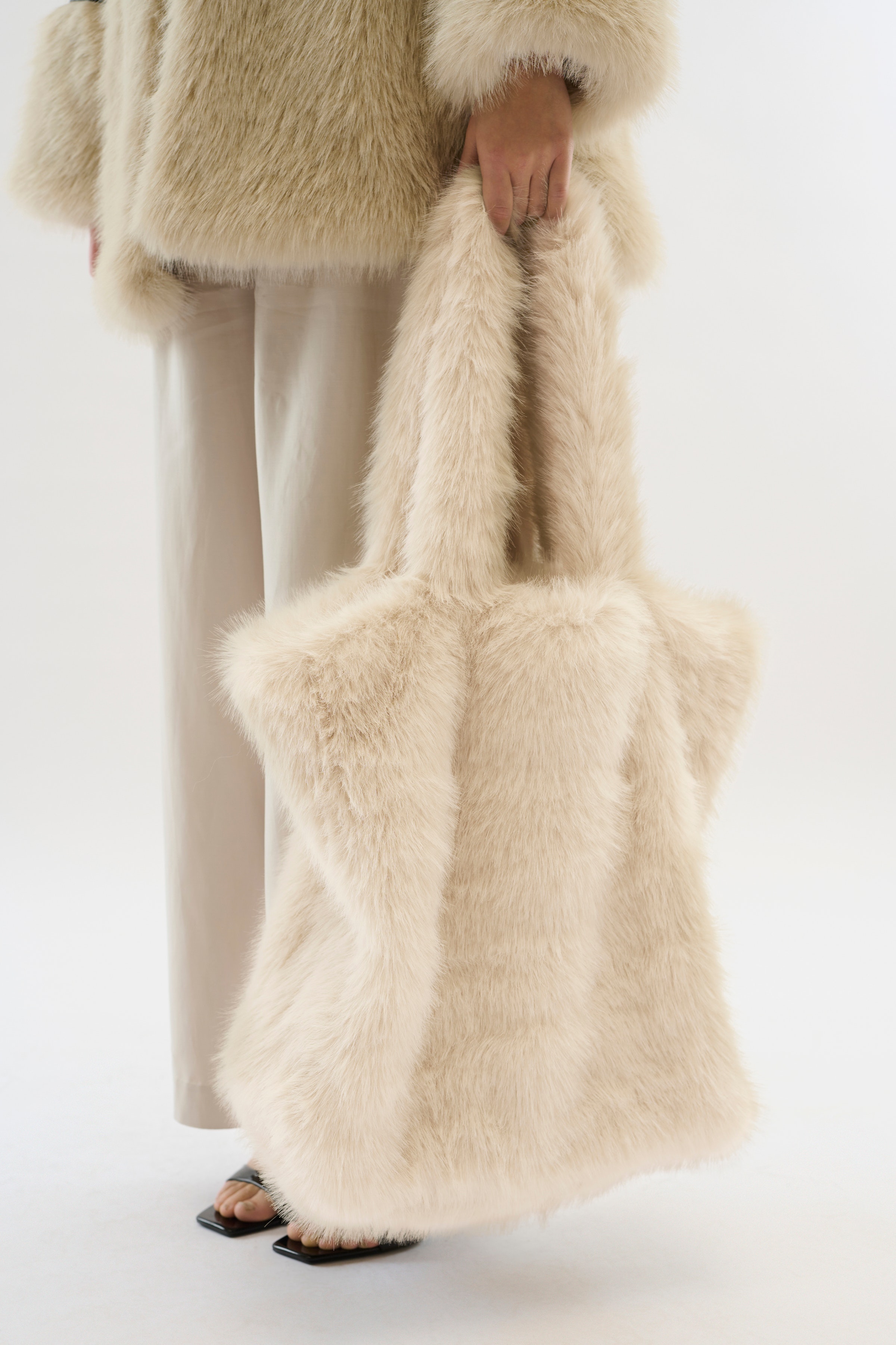 KBPearly Faux Fur väska LOOKBOOK FRONT 10105097-154502