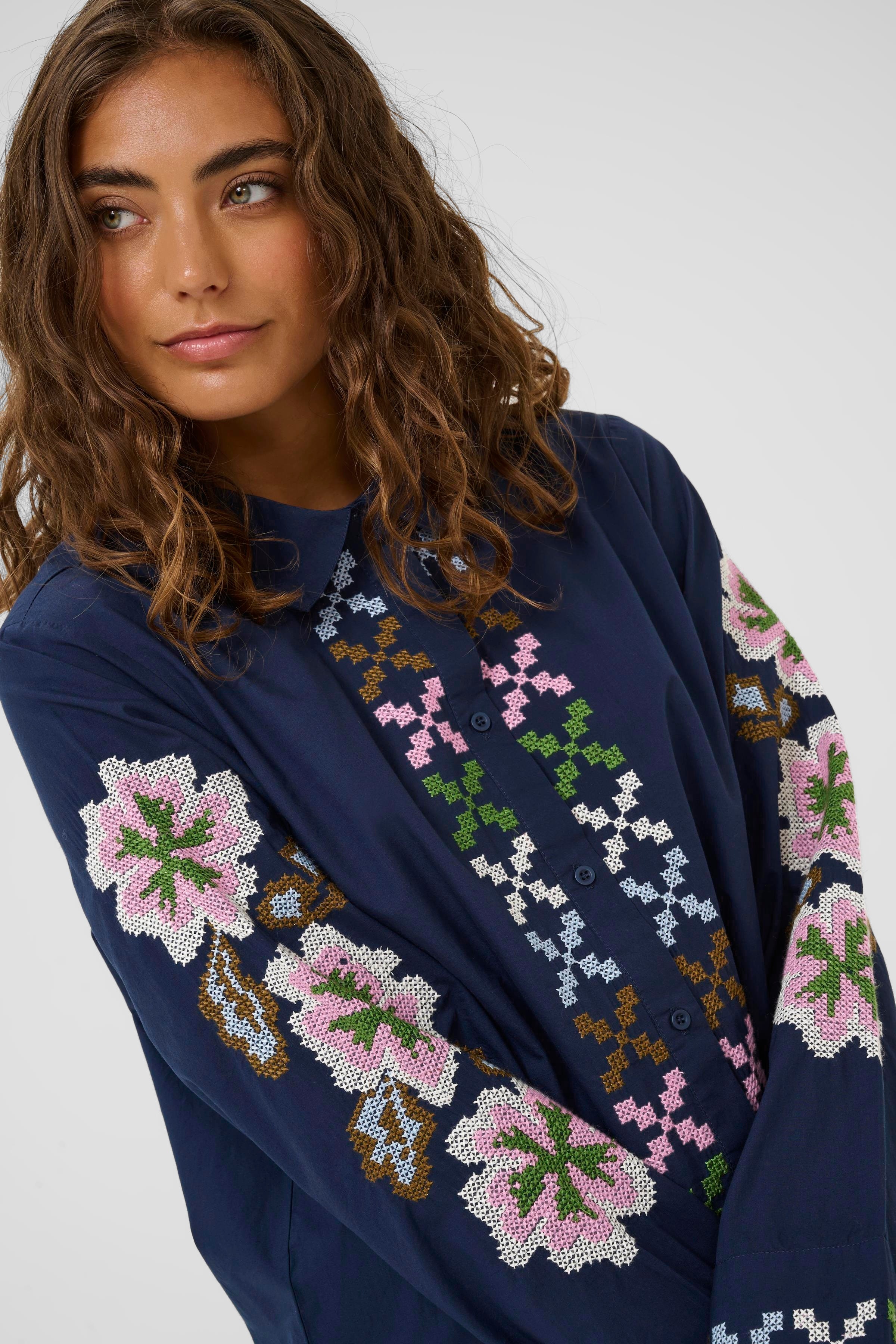 CUbreezy Skjorte med broderi LOOKBOOK DETAIL 50112708-194024