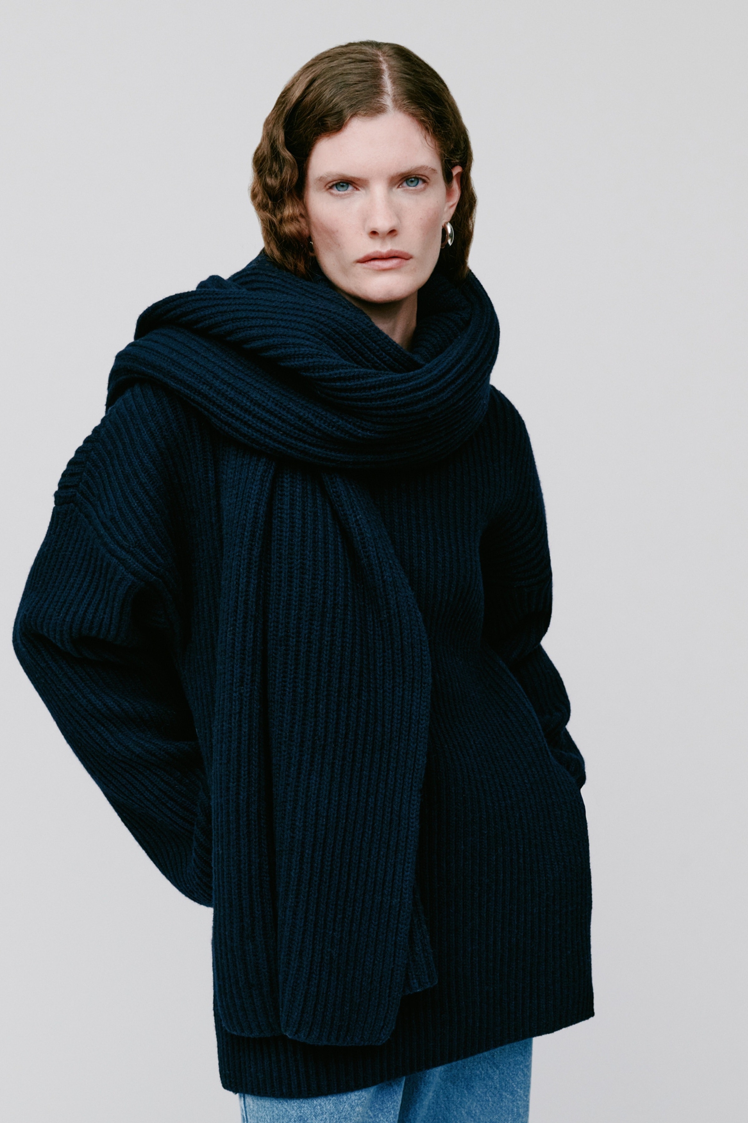 ANGELINA SCARF LOOKBOOK FRONT 30600776-BL900