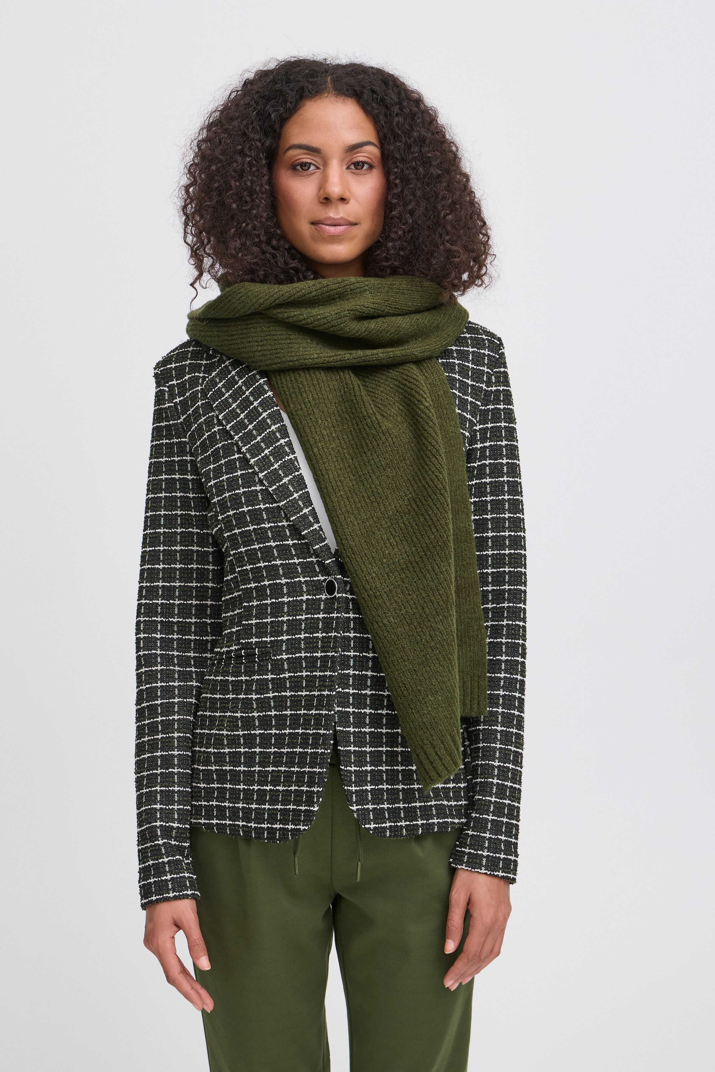 IAIVO Skjerf LOOKBOOK FRONT 20112670-190419