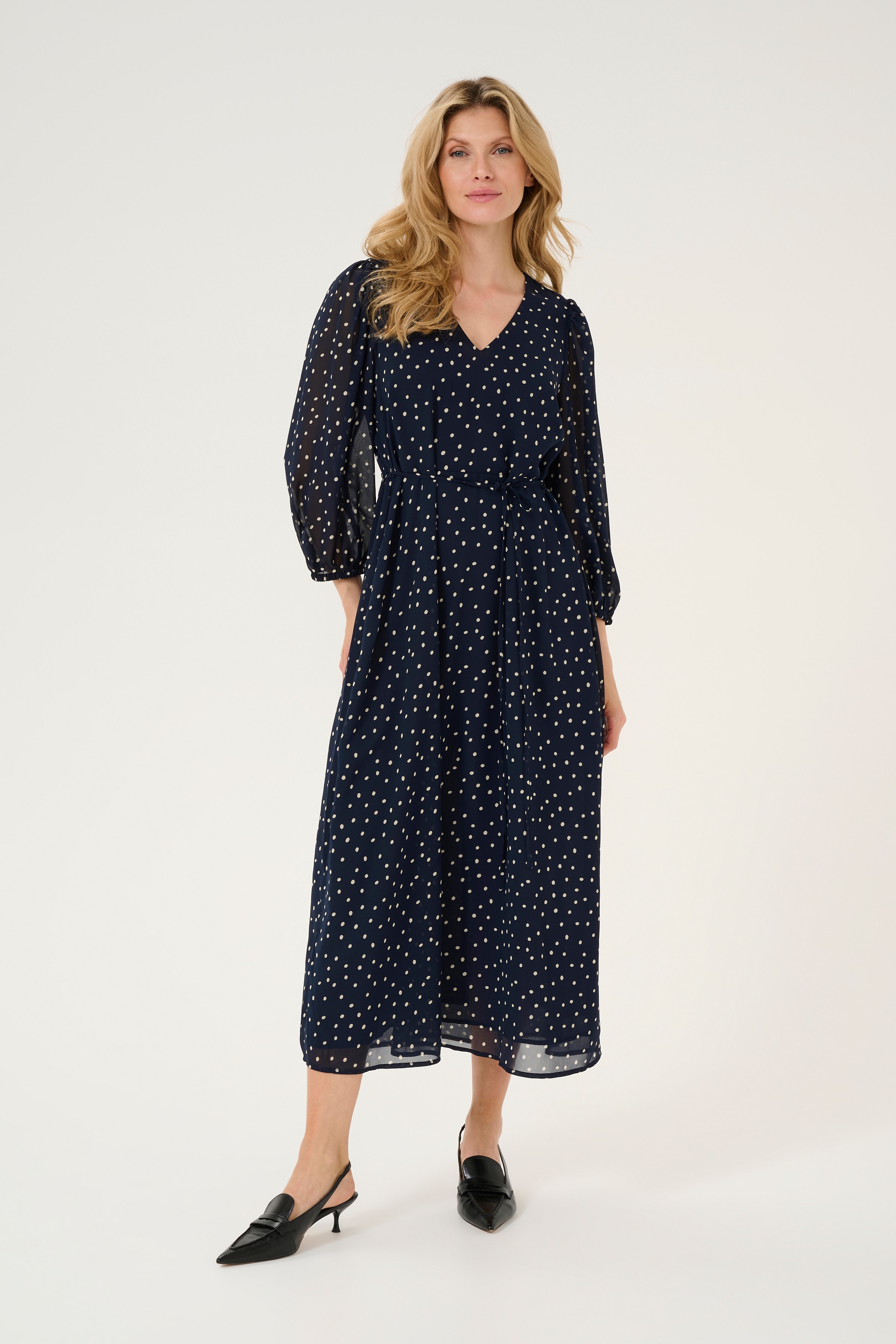 KAsally Robe LOOKBOOK FRONT 10508979-107046