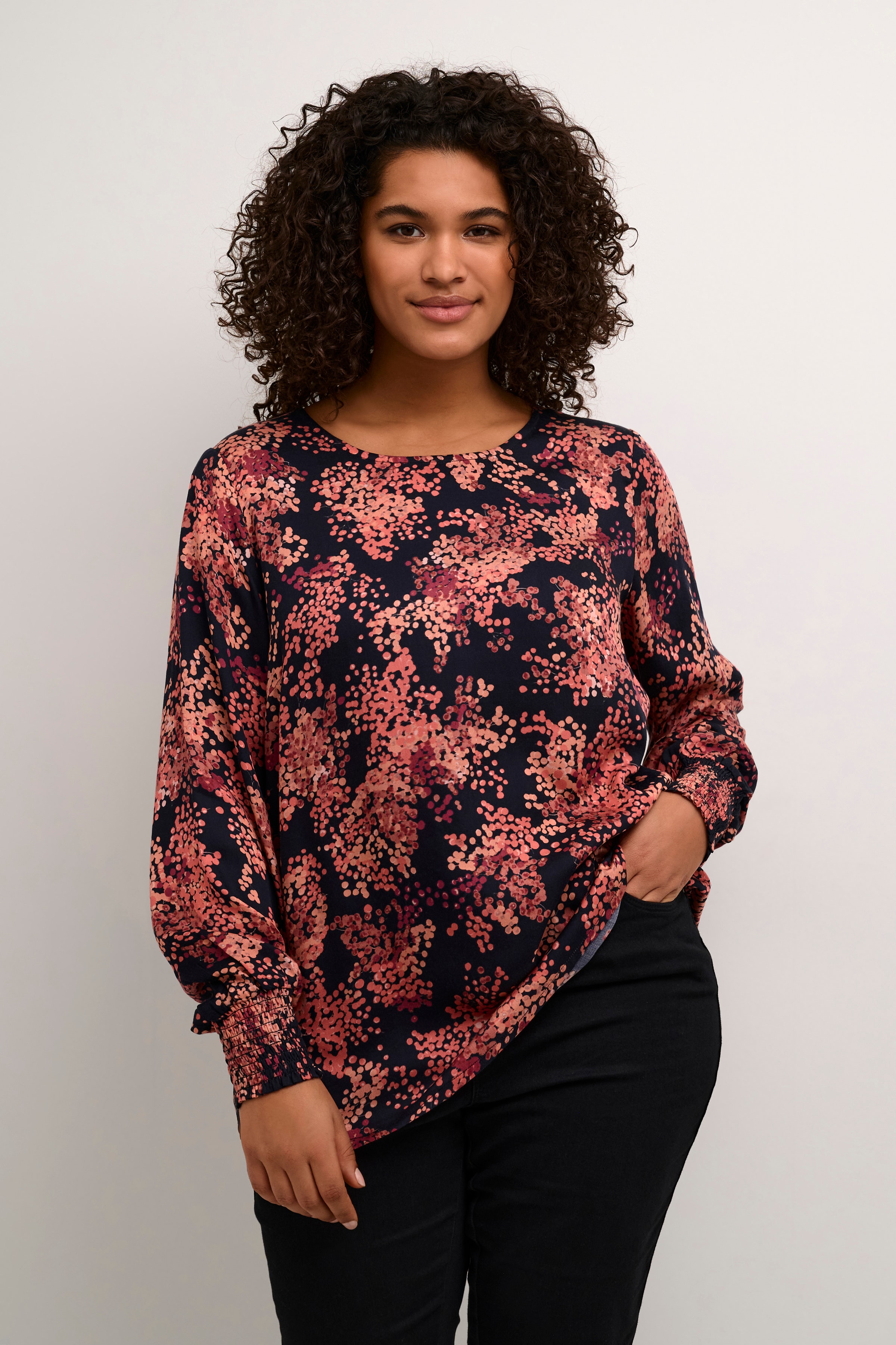 KCjeanetta Blouse LOOKBOOK FRONT 10582625-103570