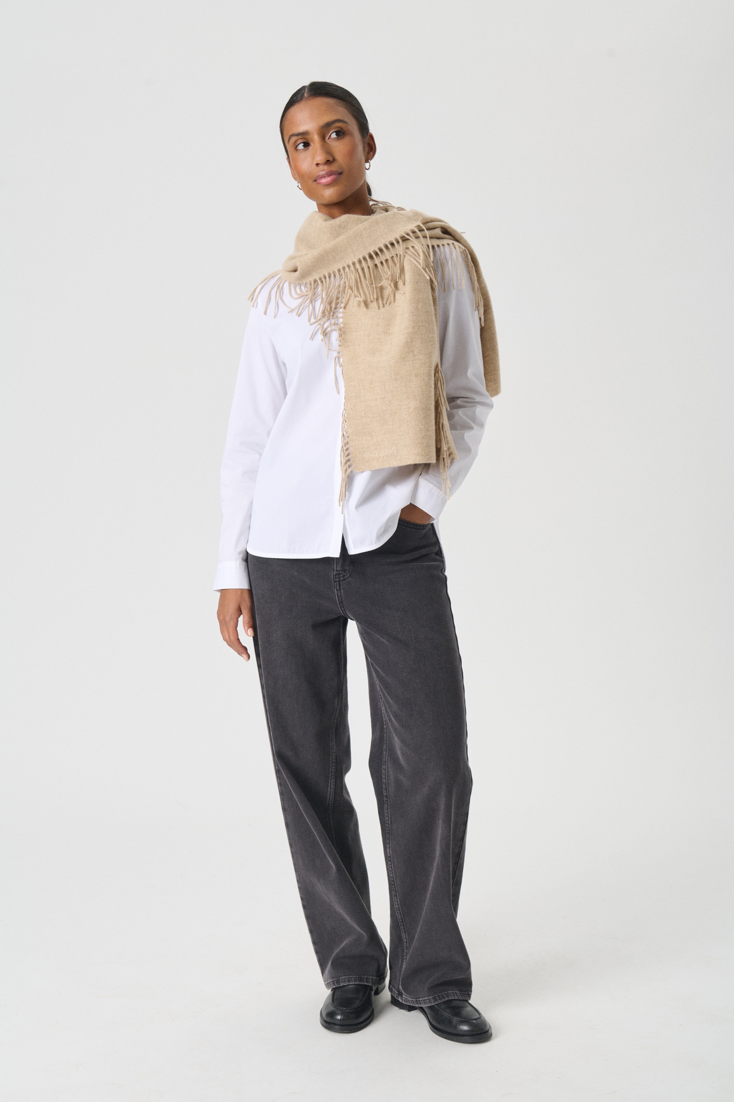 VirinisaPW Scarf LOOKBOOK FRONT 30310235-1304001