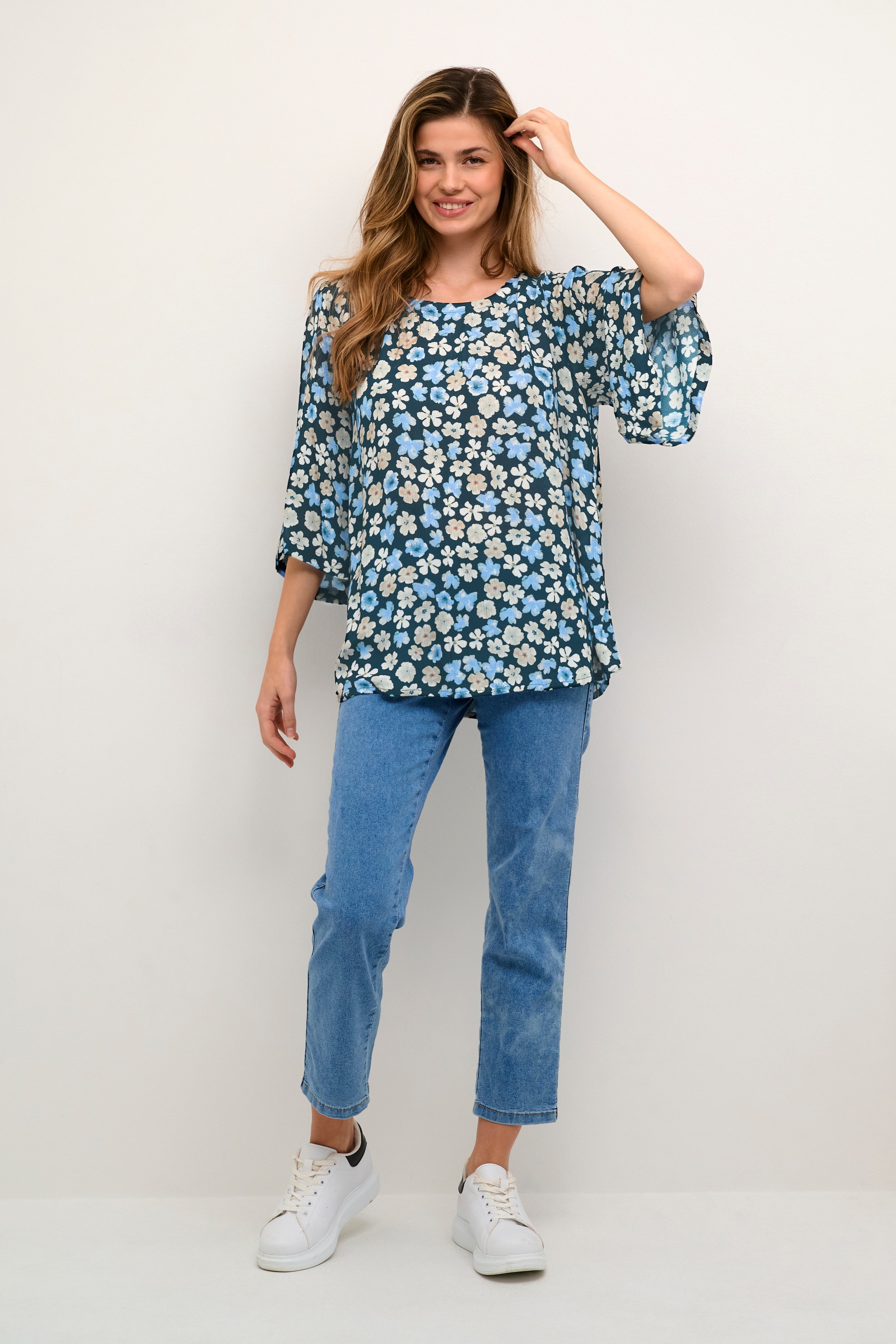 KAtara Blouse LOOKBOOK FRONT 10507378-104479