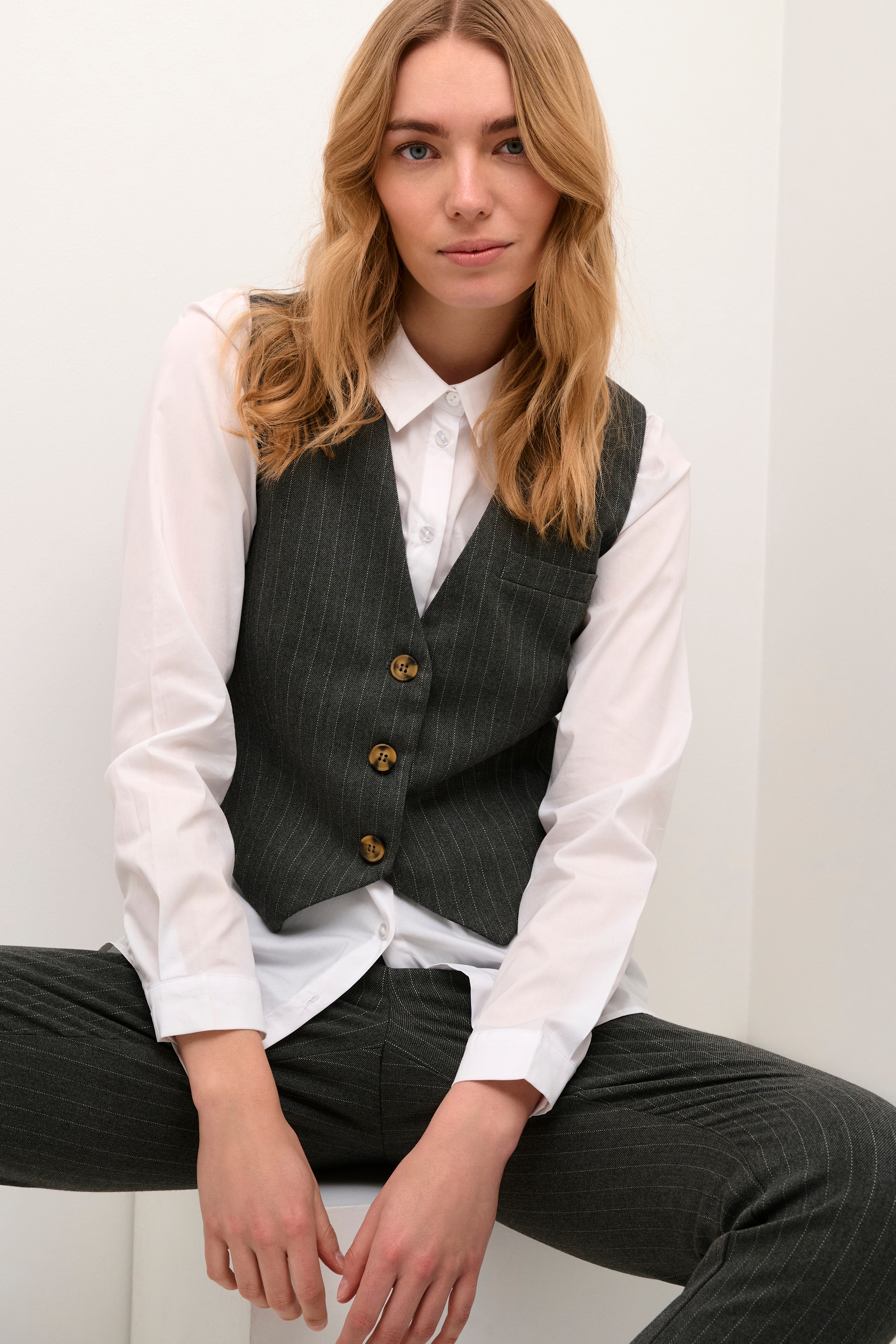 CRNavan Waistcoat LOOKBOOK DETAIL 10611838-104845