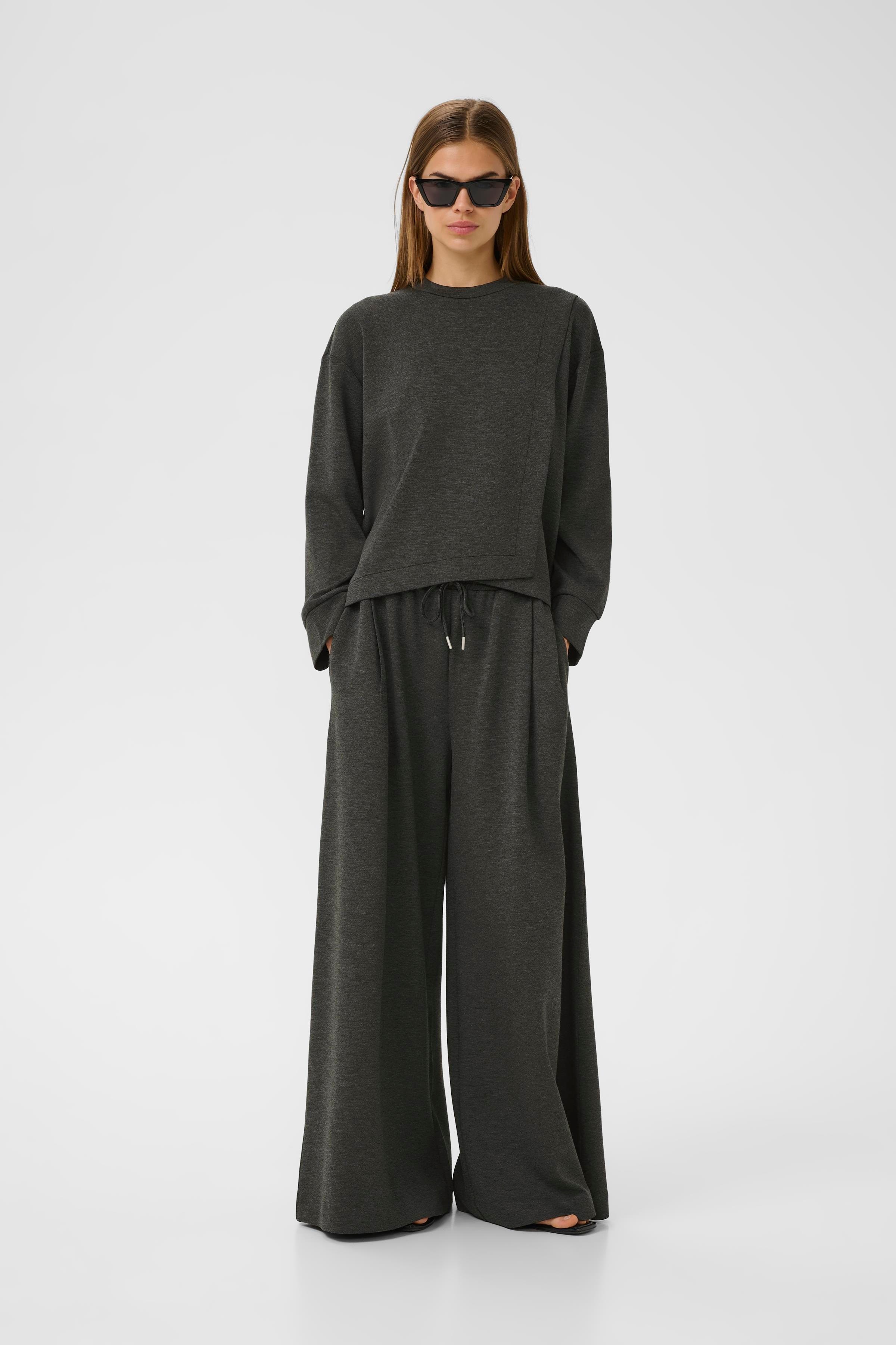 GidaIW Sweatshirt LOOKBOOK FRONT 30111104-300596