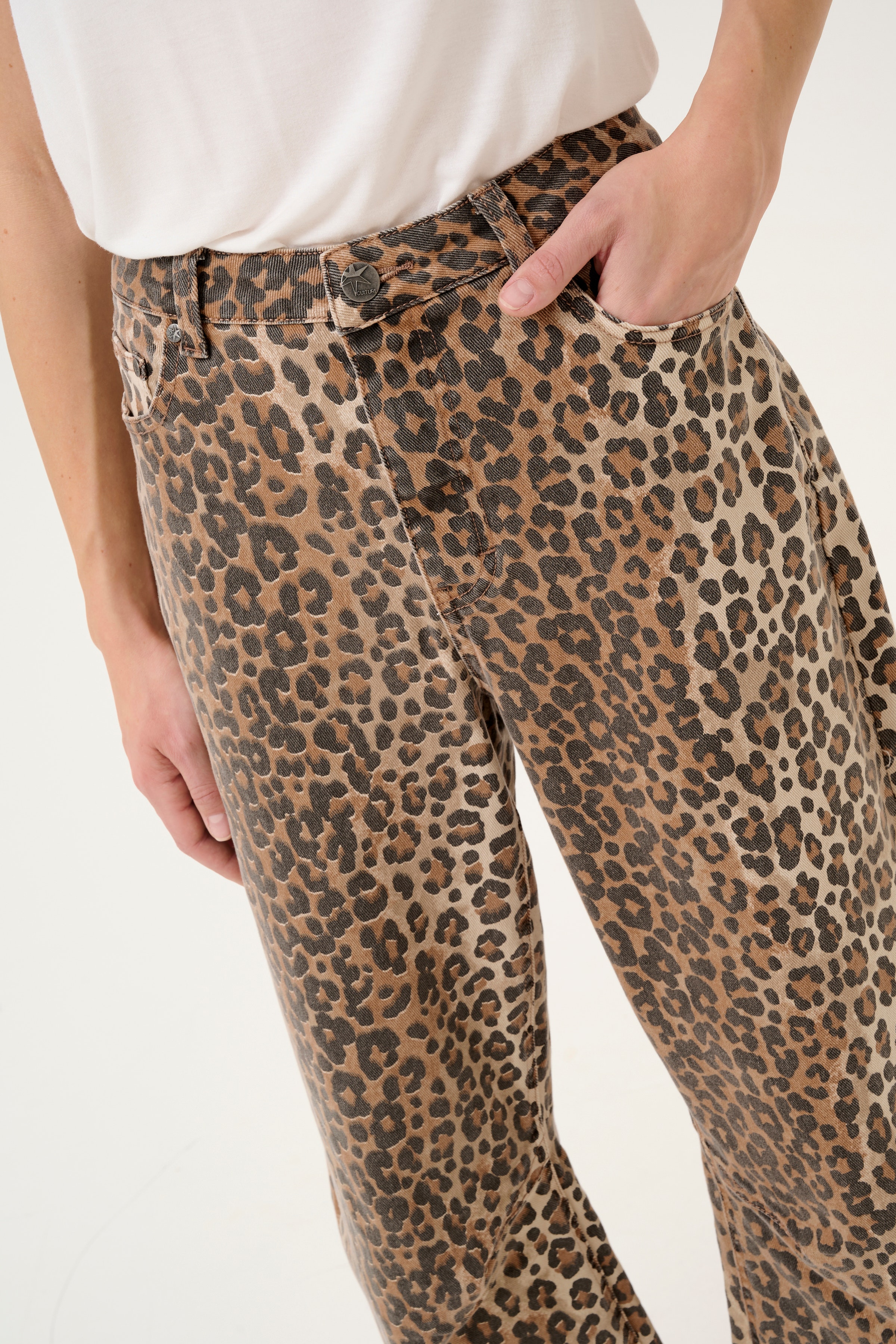 CUaliena Barrel Leopardbukser LOOKBOOK DETAIL 50111655-107355