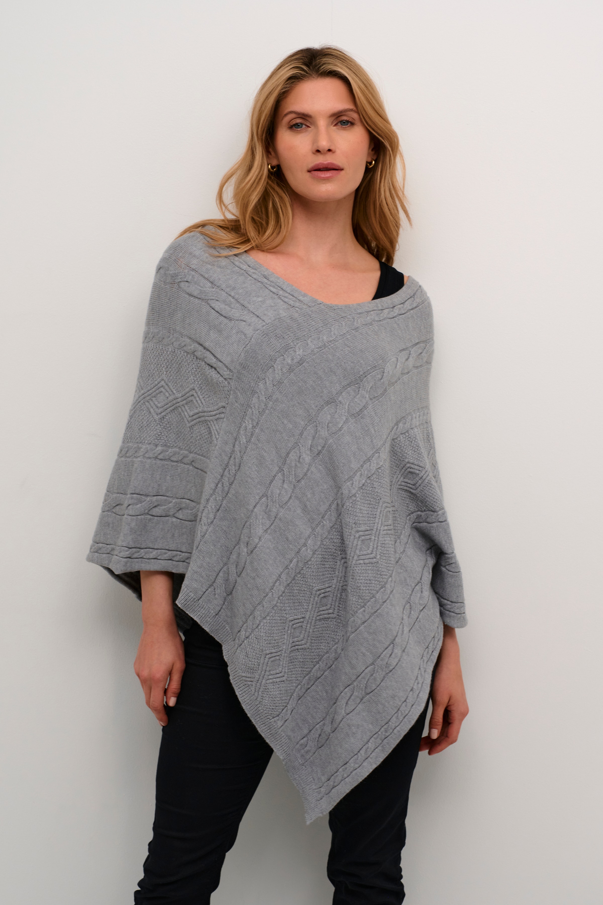 CRDela Poncho LOOKBOOK FRONT 10612829-100391