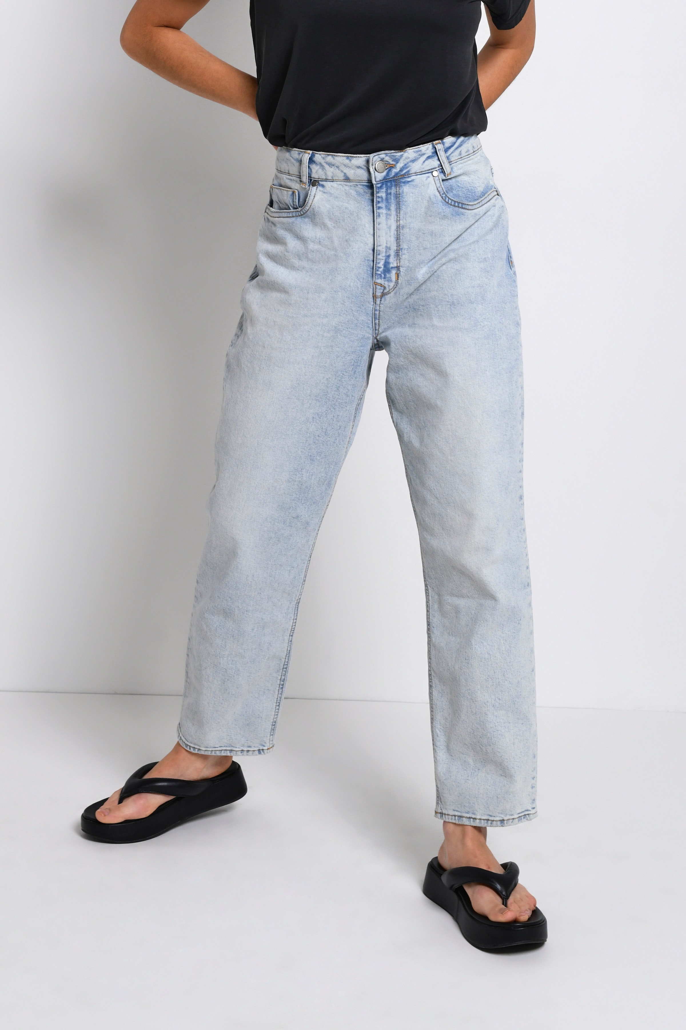StellaMW 107 Mom XHigh Straight Y Jeans LOOKBOOK FRONT 10703891-100045