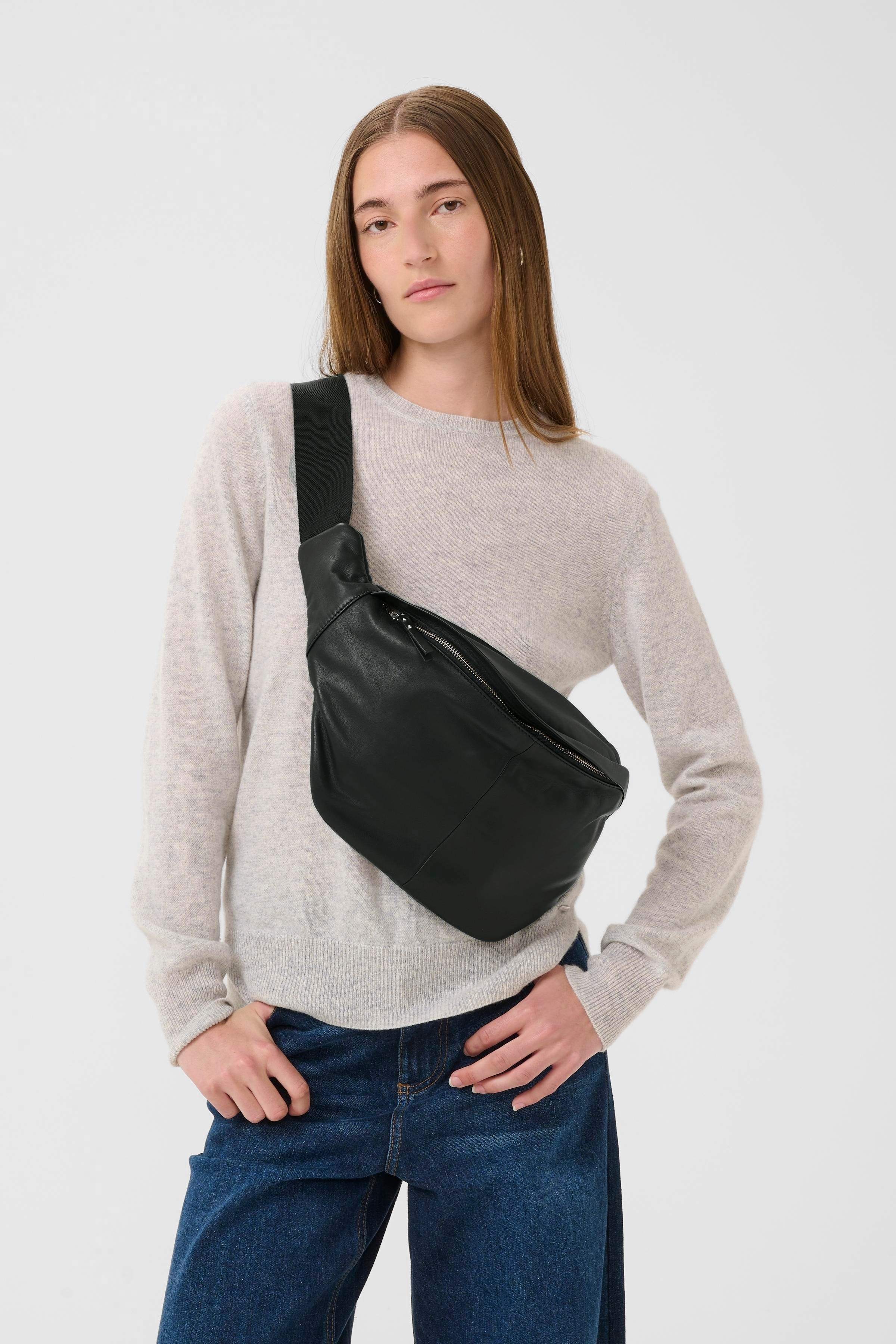 AvikaIW Bumbag LOOKBOOK FRONT 30110718-194008