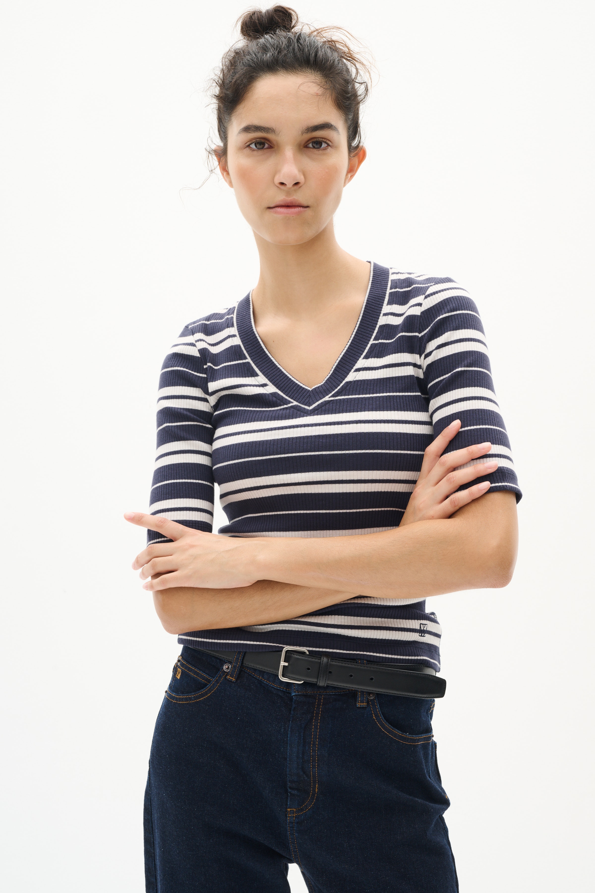 DagnaIW Striped V T-shirt LOOKBOOK FRONT 30107270-303827