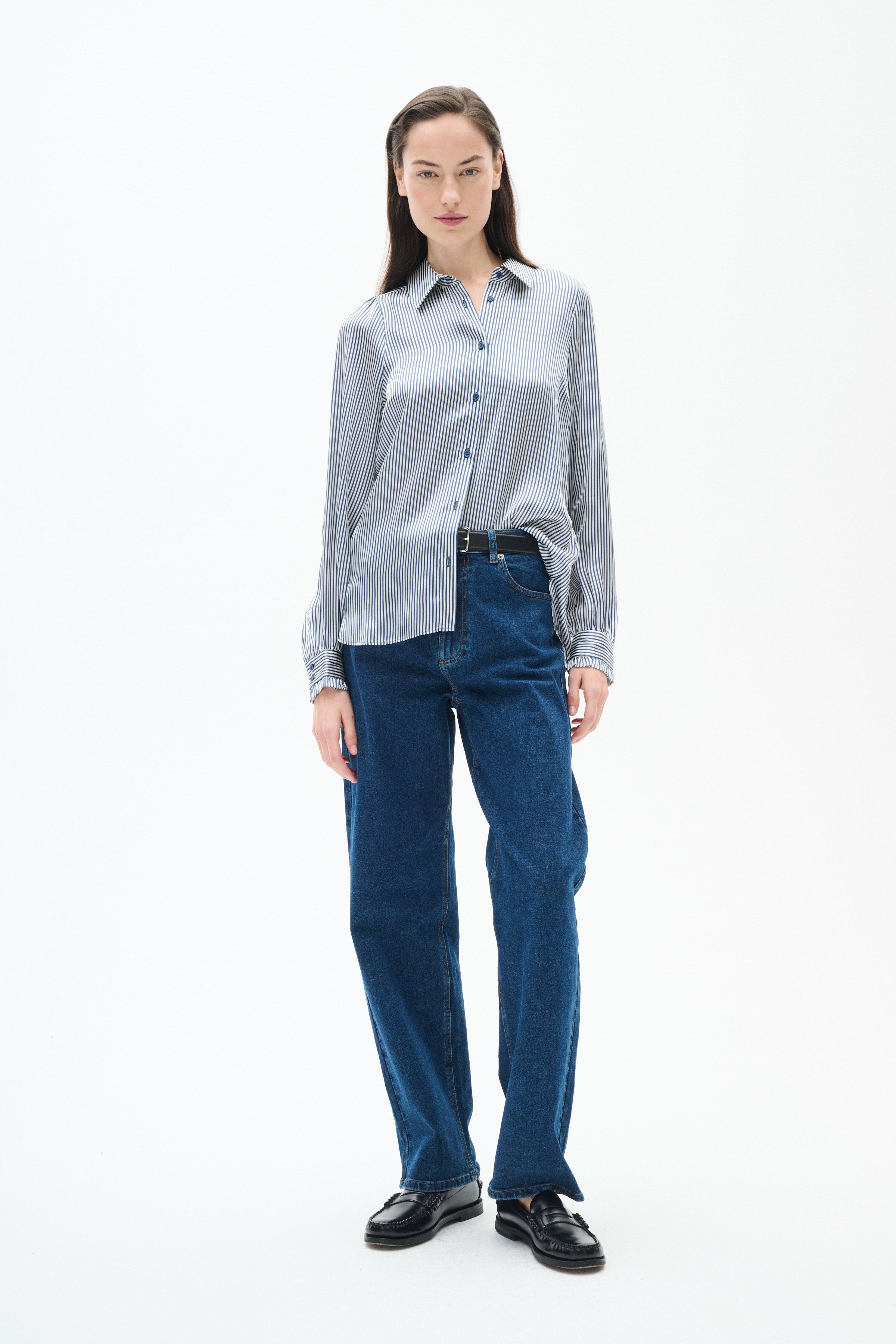 LarinaIW Shirt LOOKBOOK FRONT 30110622-304097