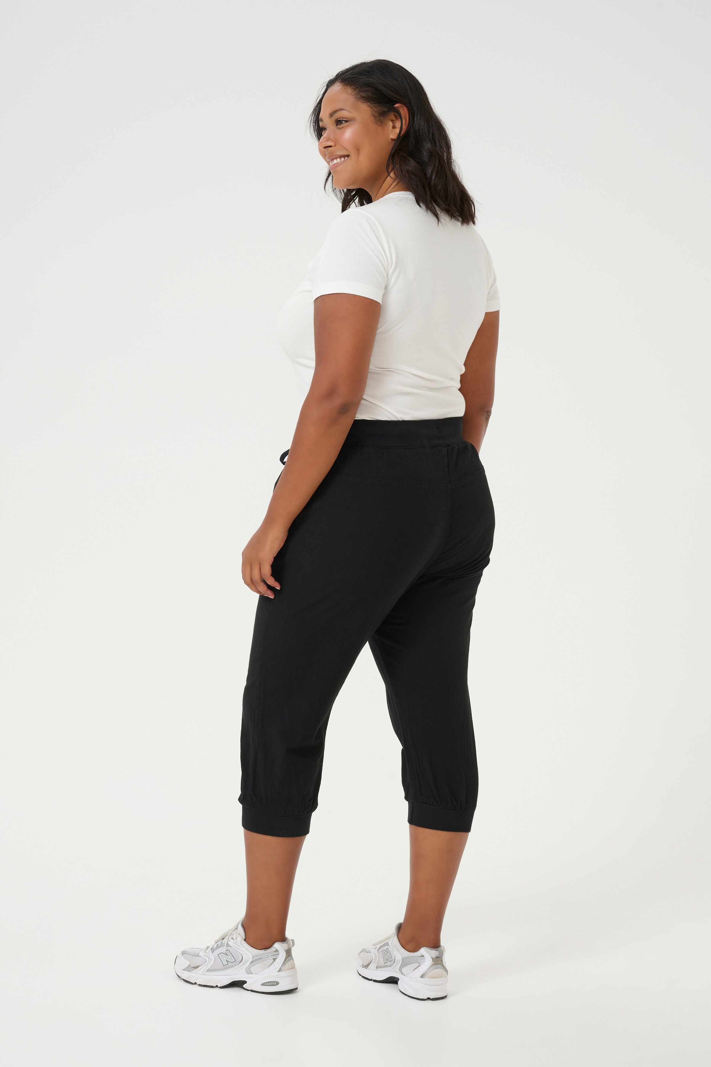 KCnana Capri pants LOOKBOOK BACK 10580057-50600