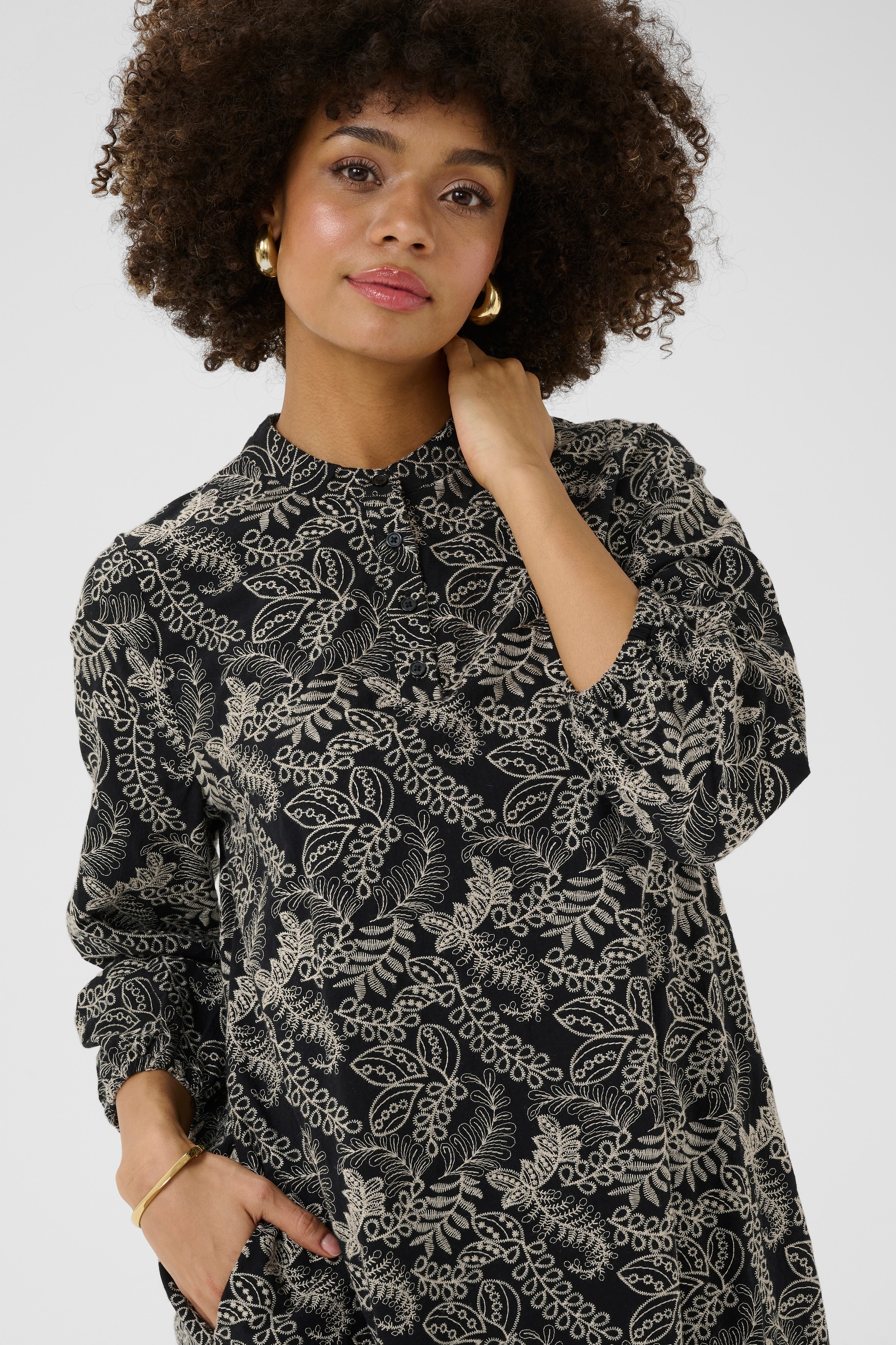 CUtaylar Kjole med broderi LOOKBOOK FRONT 50112126-108168