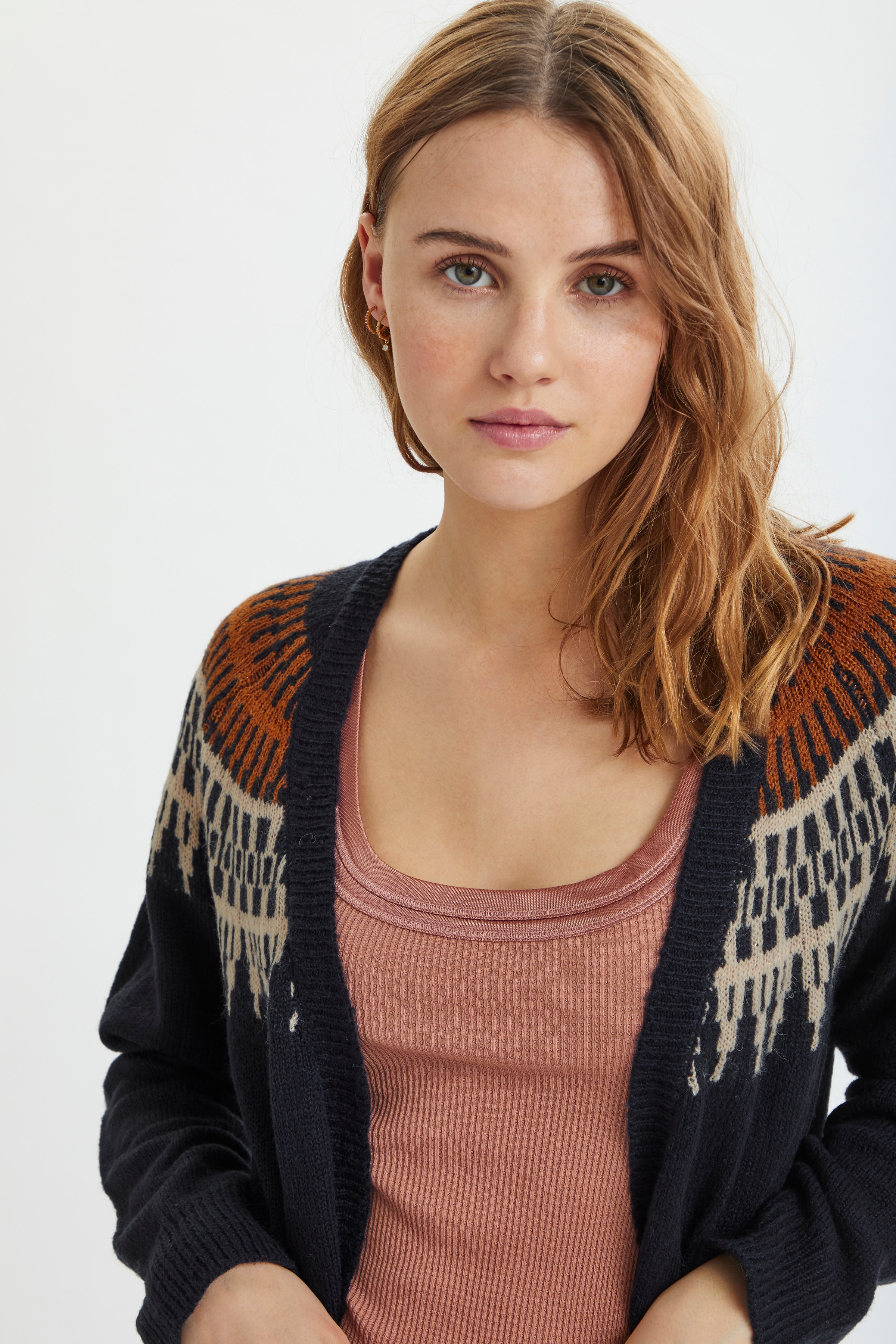 IrosaSZ Cardigan

 LOOKBOOK DETAIL 30511458-193713