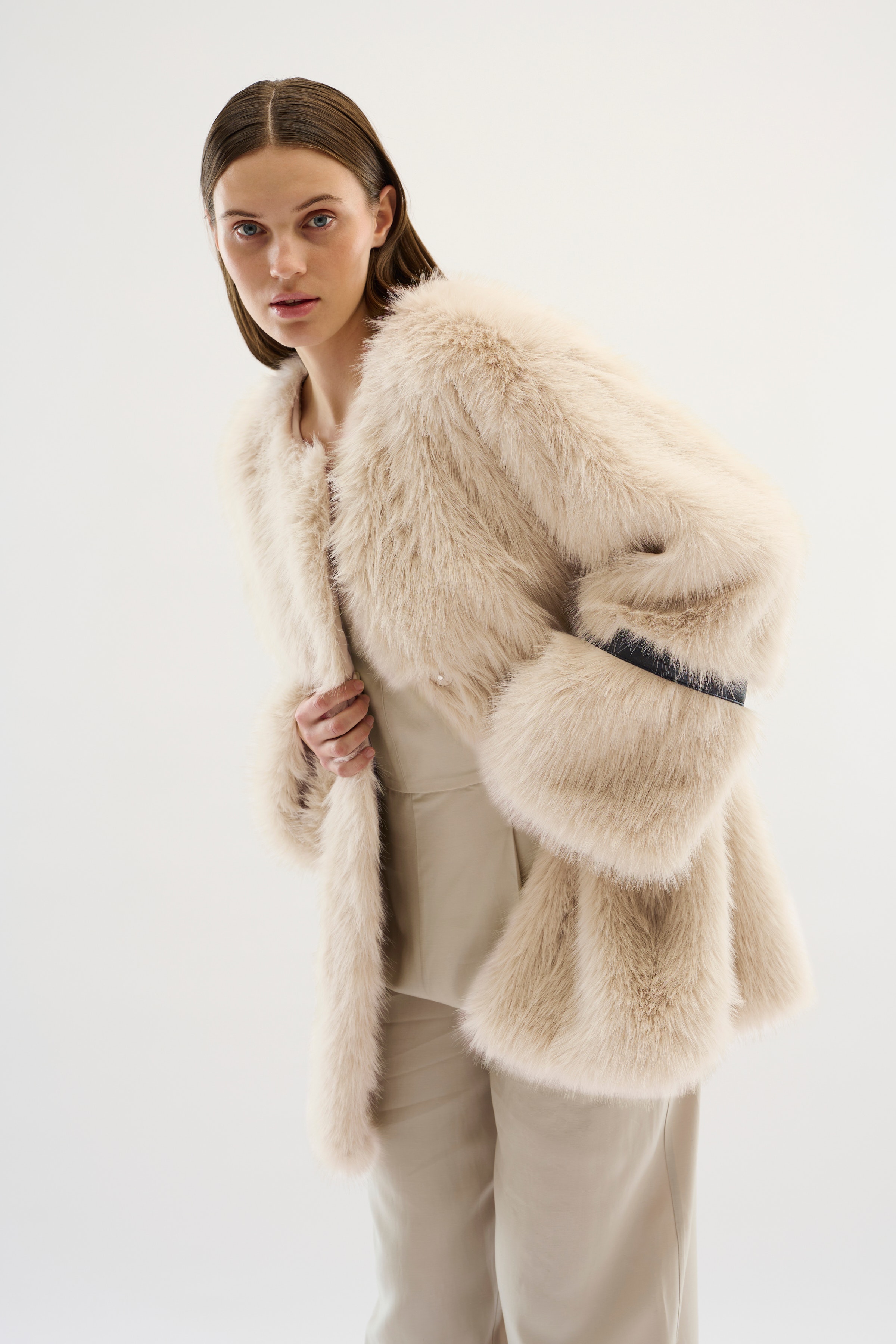 KBPearly Faux Fur Mantel LOOKBOOK FRONT 10104998-154502