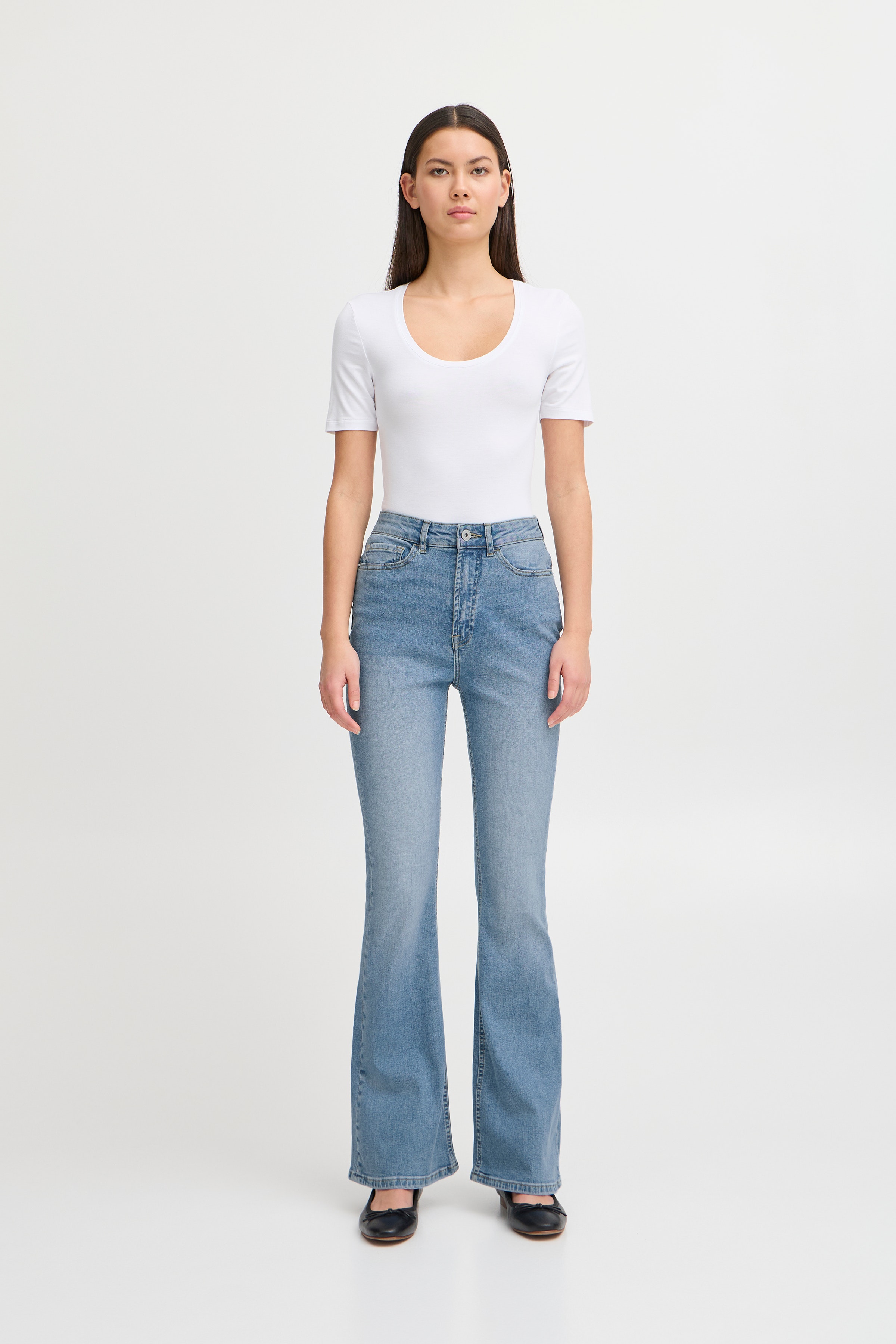 IHTWIGGY FLAIRED HIGH WAIST Jeans LOOKBOOK FRONT 20122437-200343