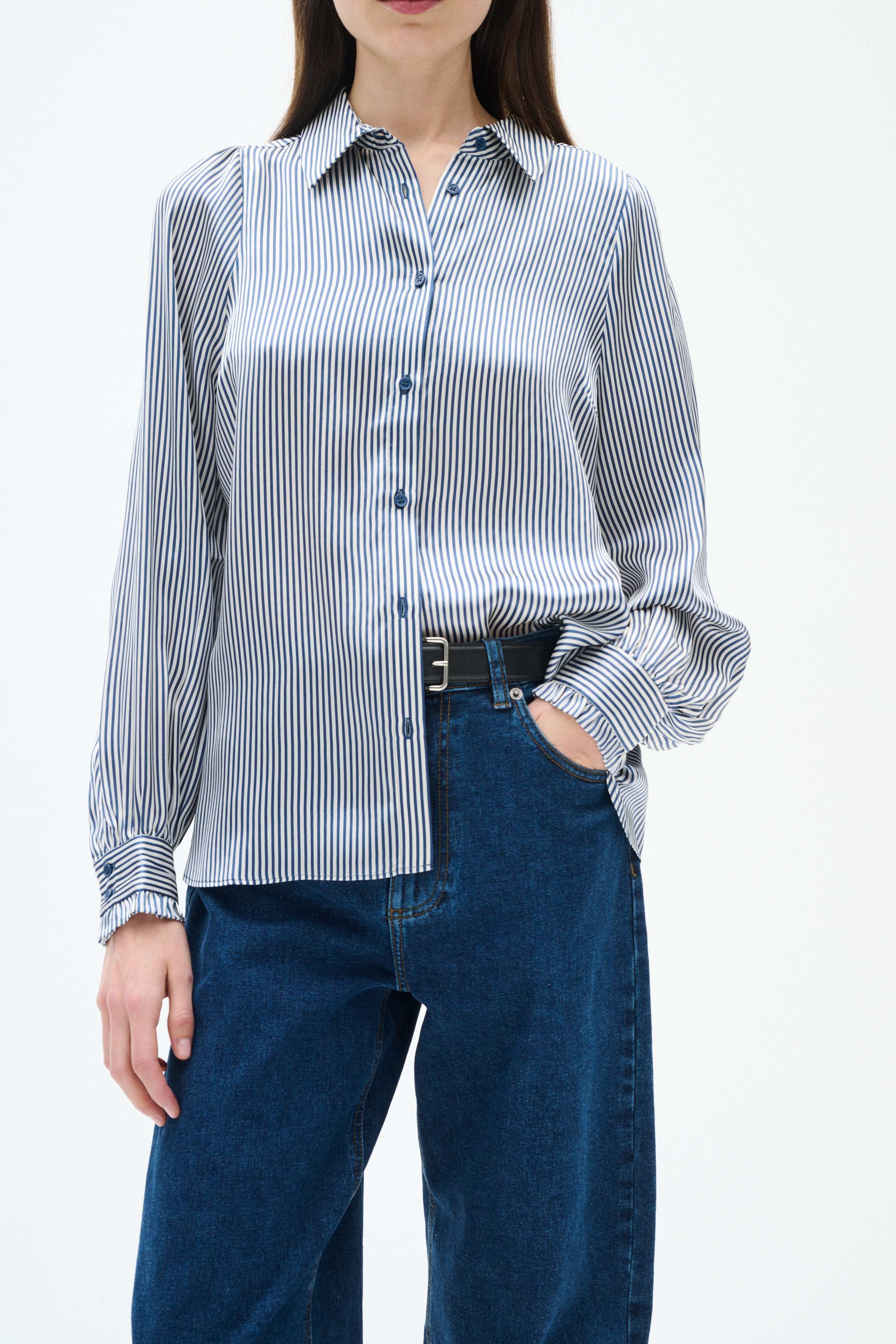 LarinaIW Shirt LOOKBOOK FRONT 30110622-304097