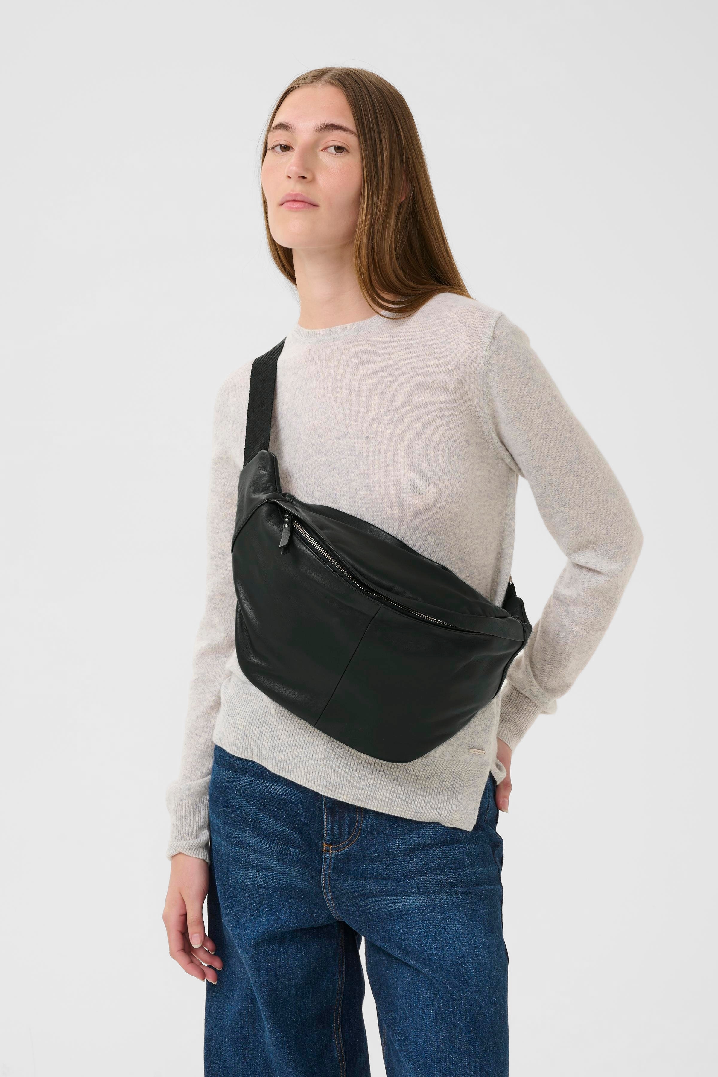 AvikaIW Bumbag LOOKBOOK FRONT 30110718-194008
