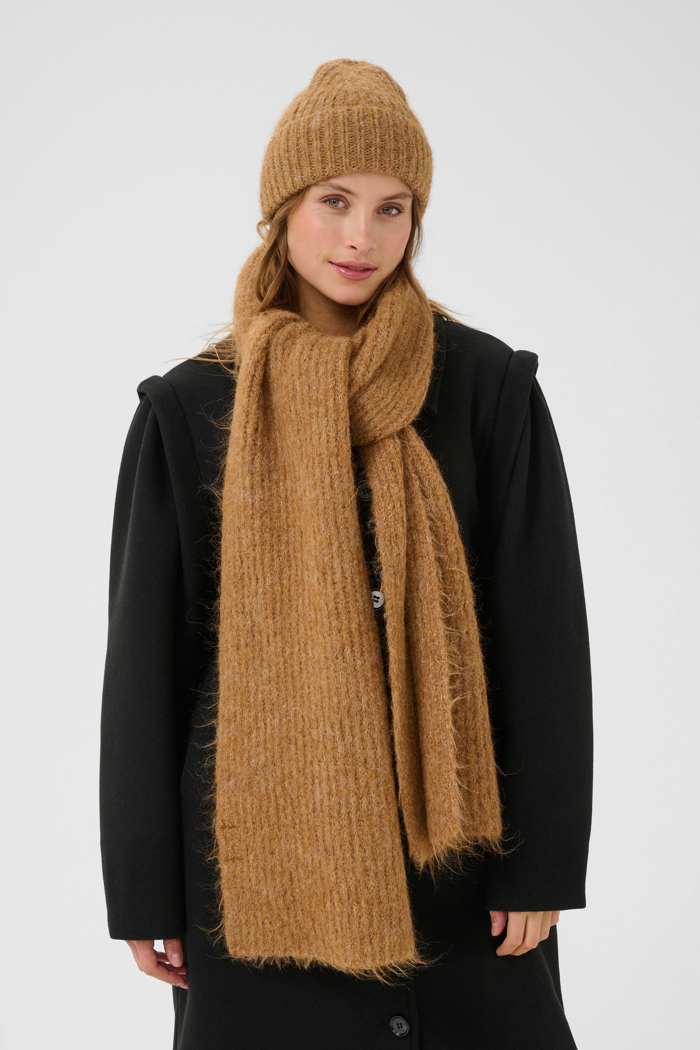 KAhenry Scarf LOOKBOOK FRONT 10510406-1810291