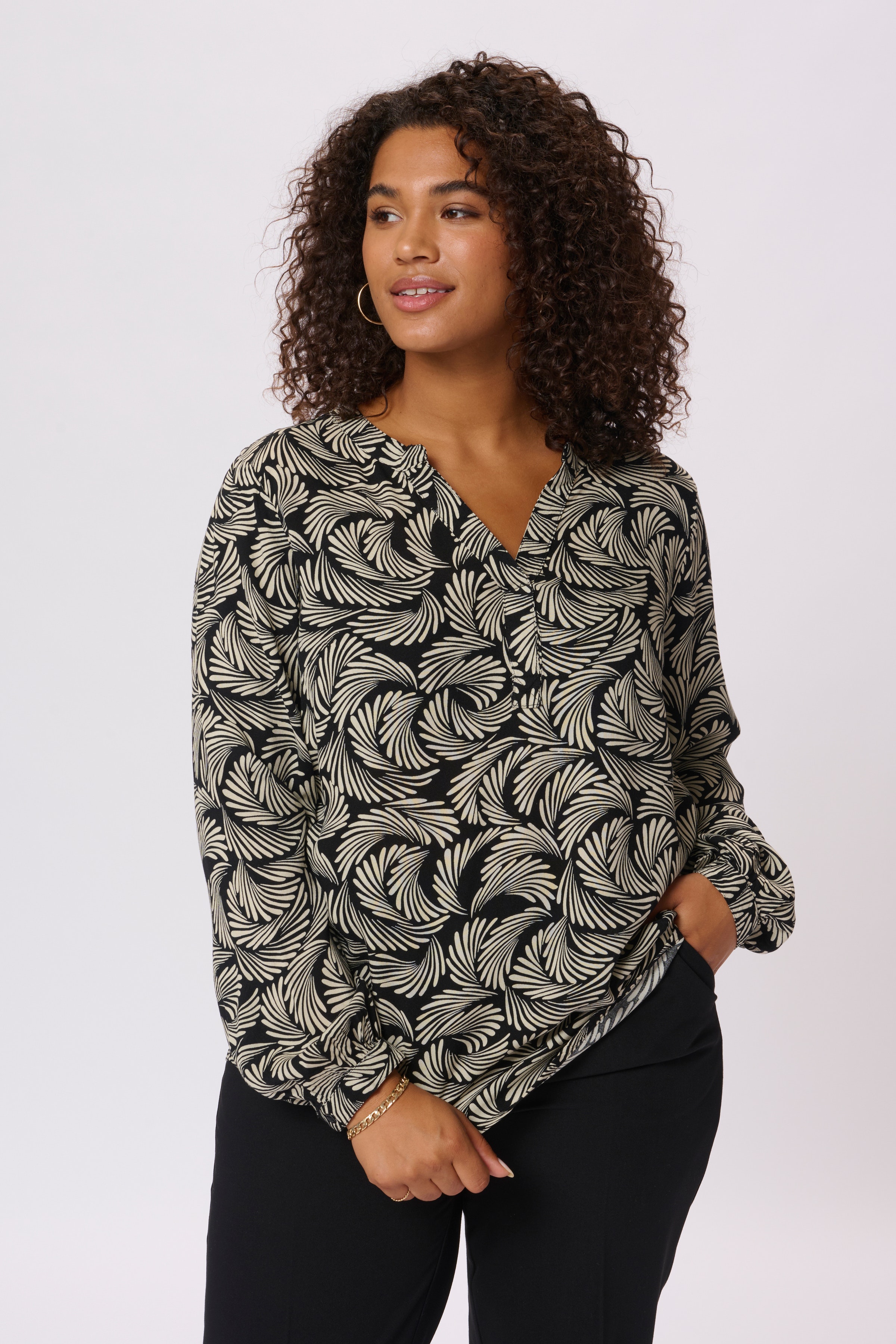 KCmirta Bluse LOOKBOOK FRONT 10581677-104492