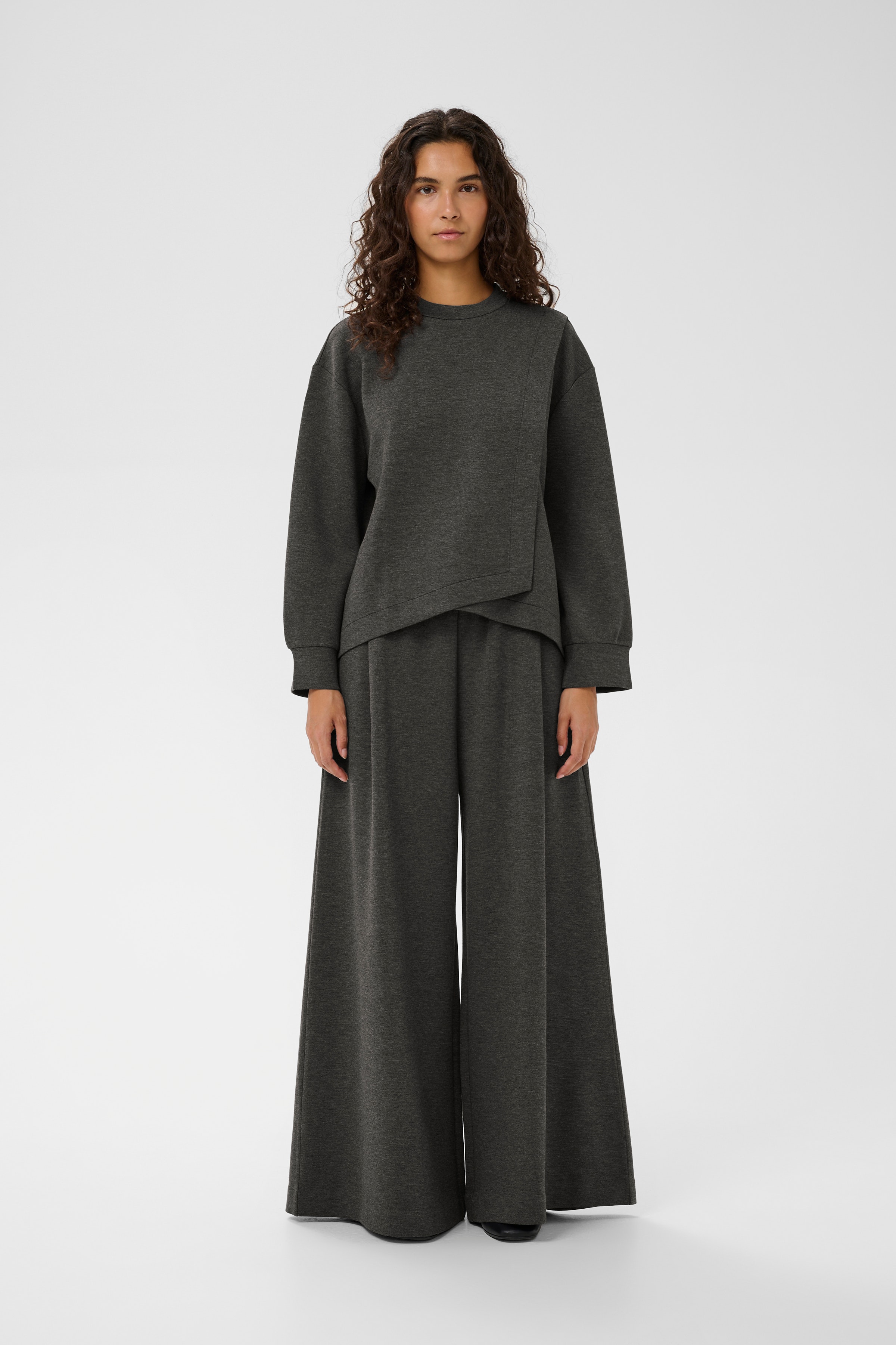 GidaIW Sweatshirt LOOKBOOK FRONT 30111104-300596