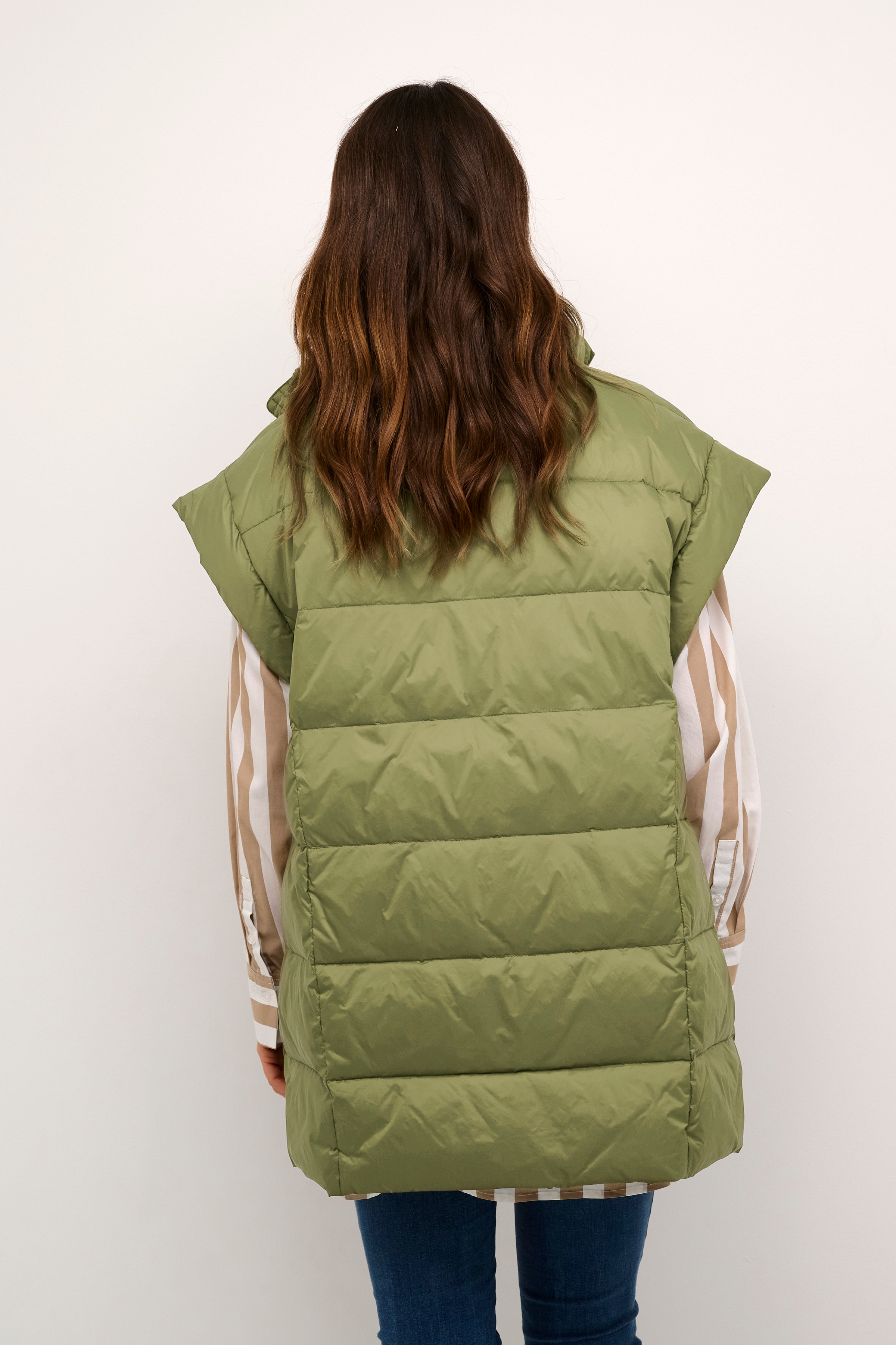 CUeia Down vest LOOKBOOK BACK 50110713-180521