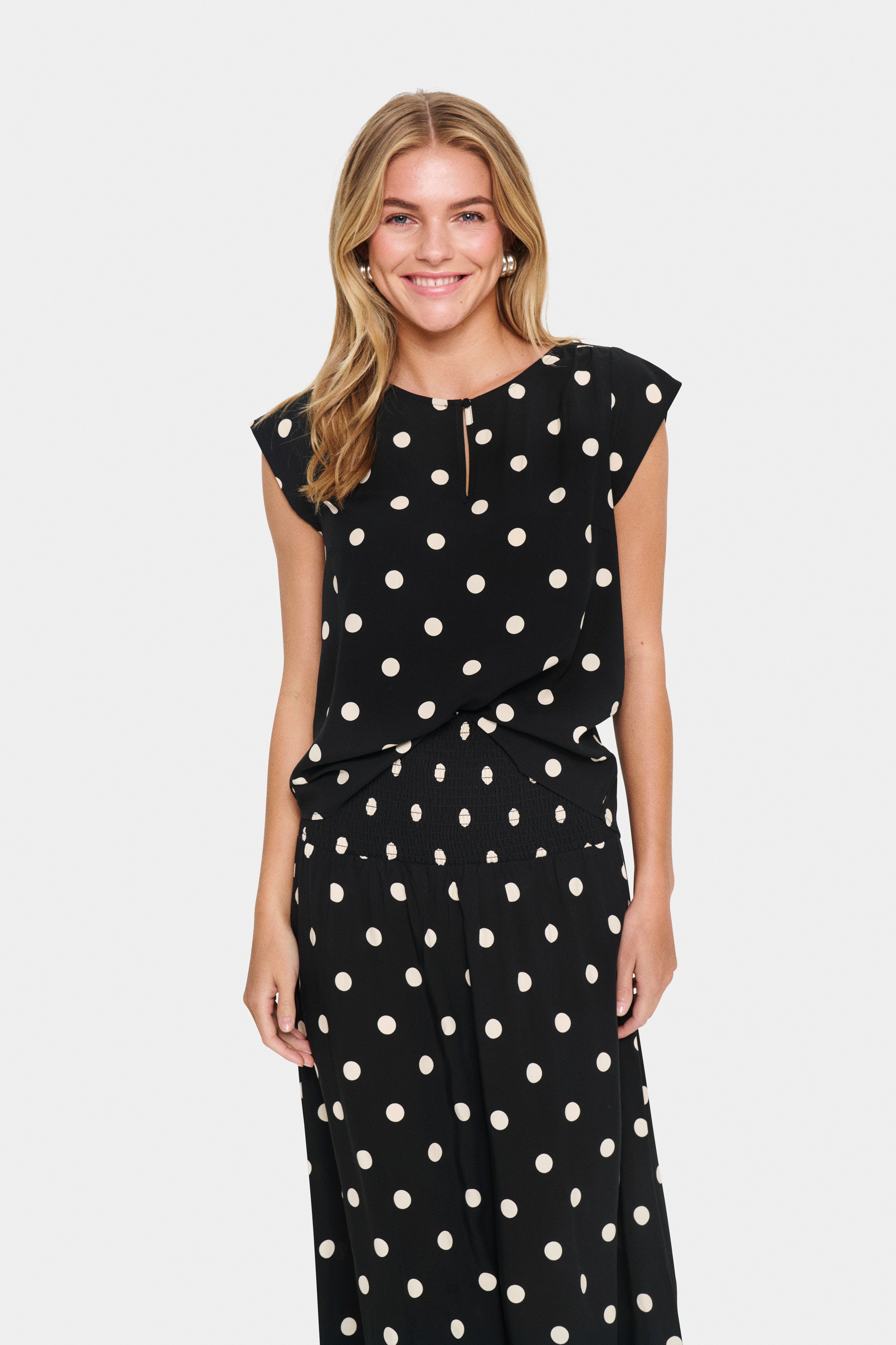 GislaSZ Top LOOKBOOK FRONT 30514245-303864