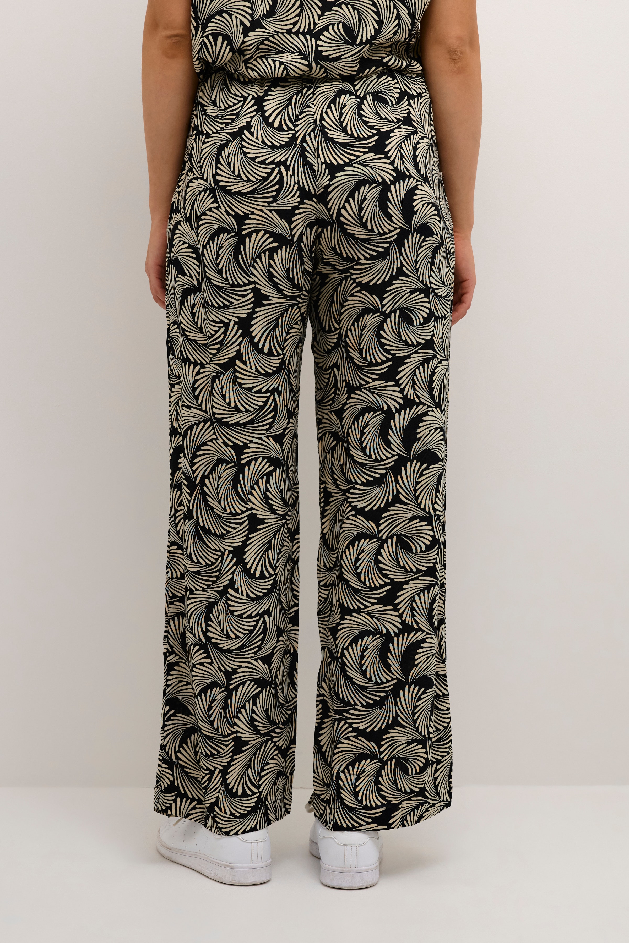 KAmarta Hose LOOKBOOK BACK 10507647-104492