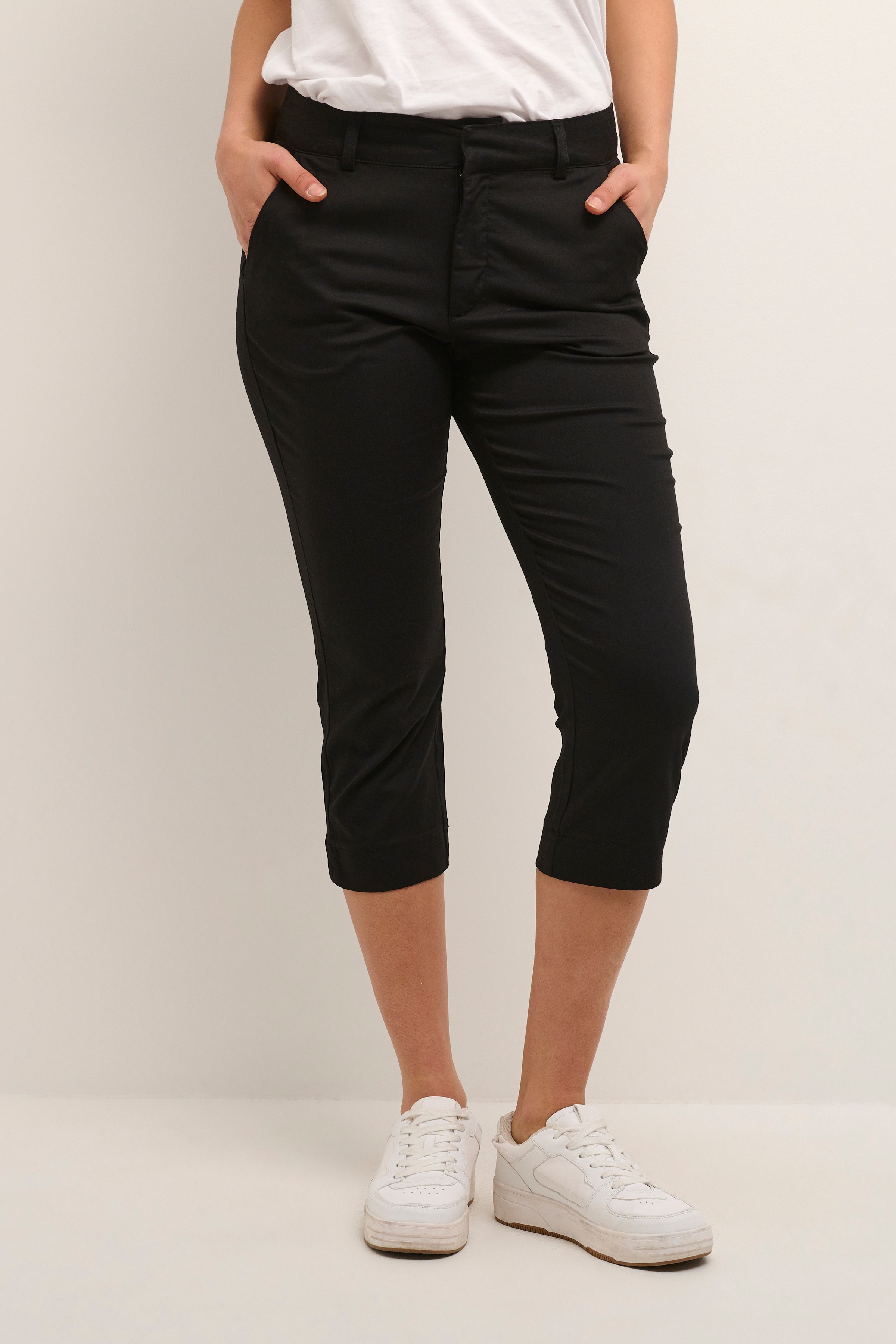 KAlea Capri Trousers LOOKBOOK FRONT 10506815-100121