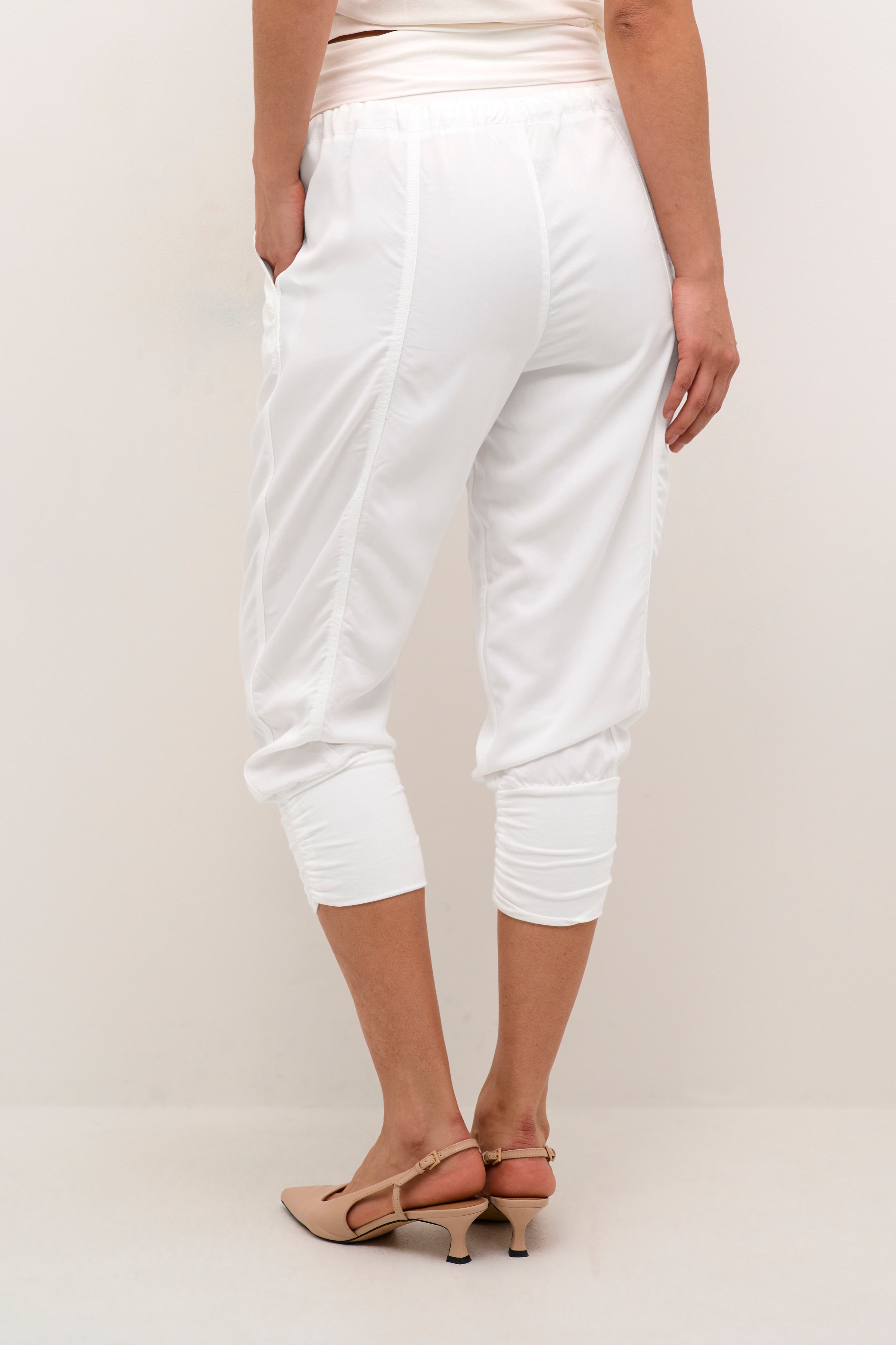 Line Trousers LOOKBOOK BACK 10604697-110602