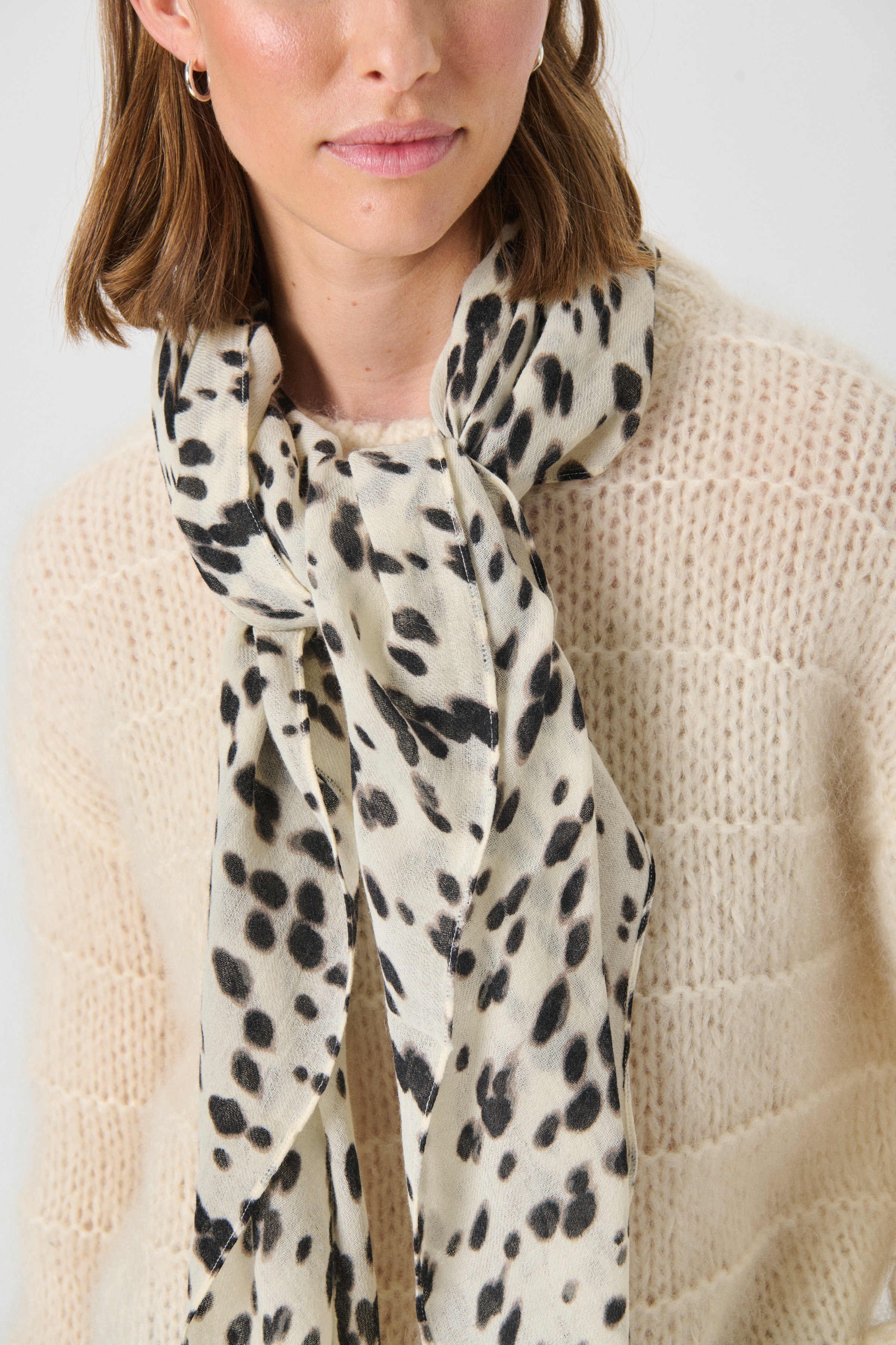 FelisiaPW Scarf LOOKBOOK FRONT 30309166-304441