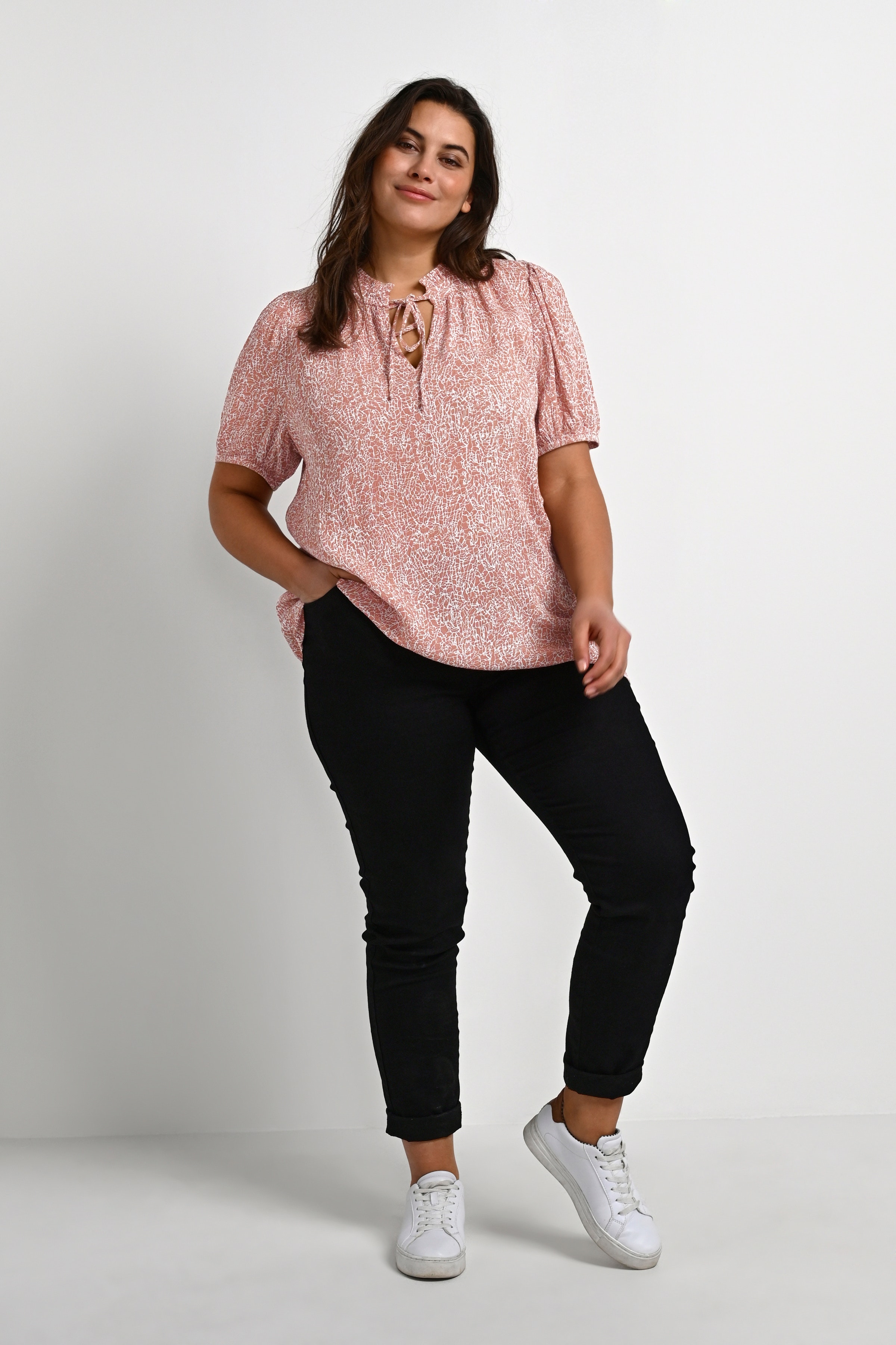 KCbera Ami Blouse with short sleeve LOOKBOOK FRONT 10580754-102993