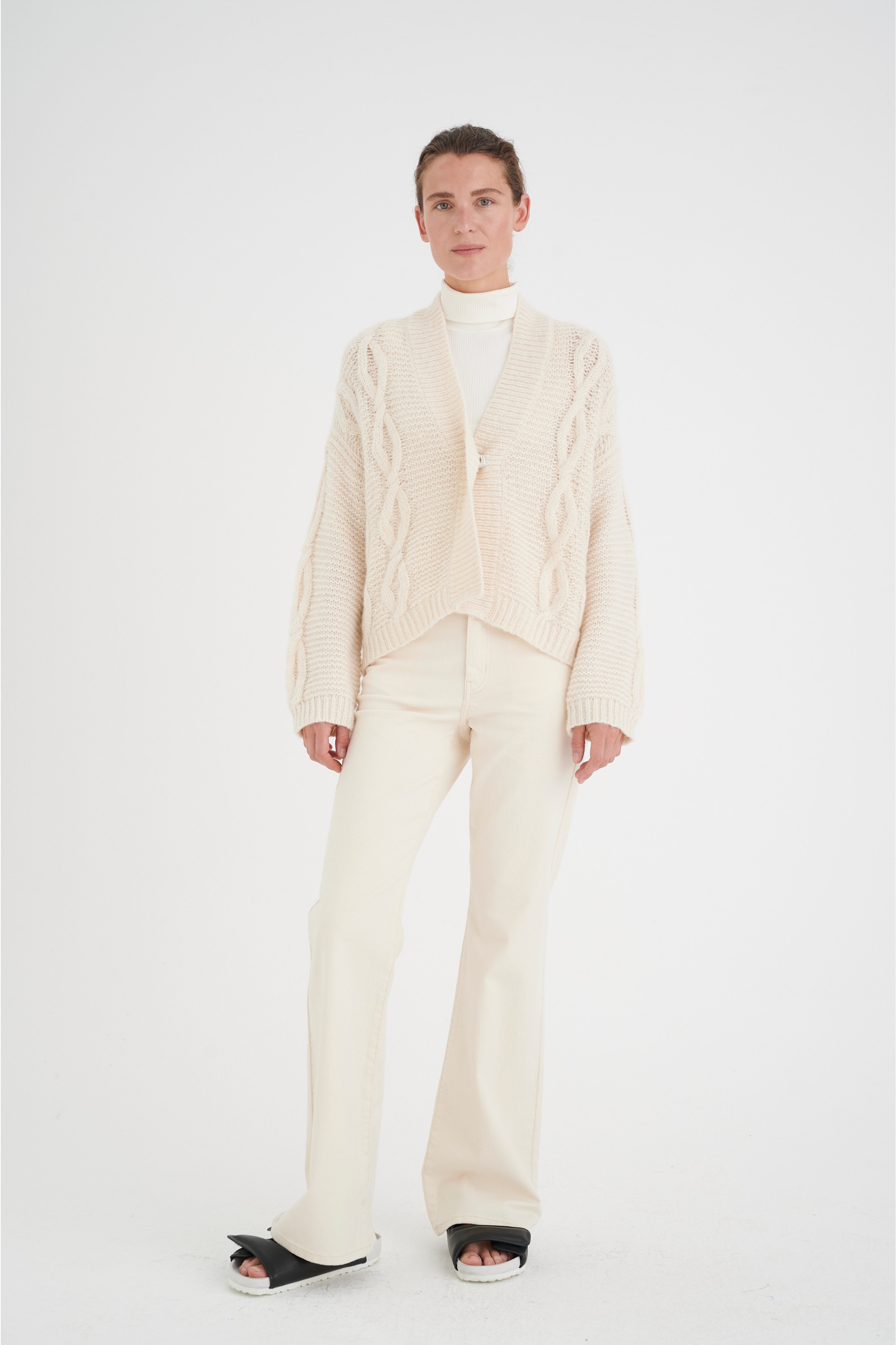 TulaIW Strikcardigan LOOKBOOK FRONT 30106659-300002
