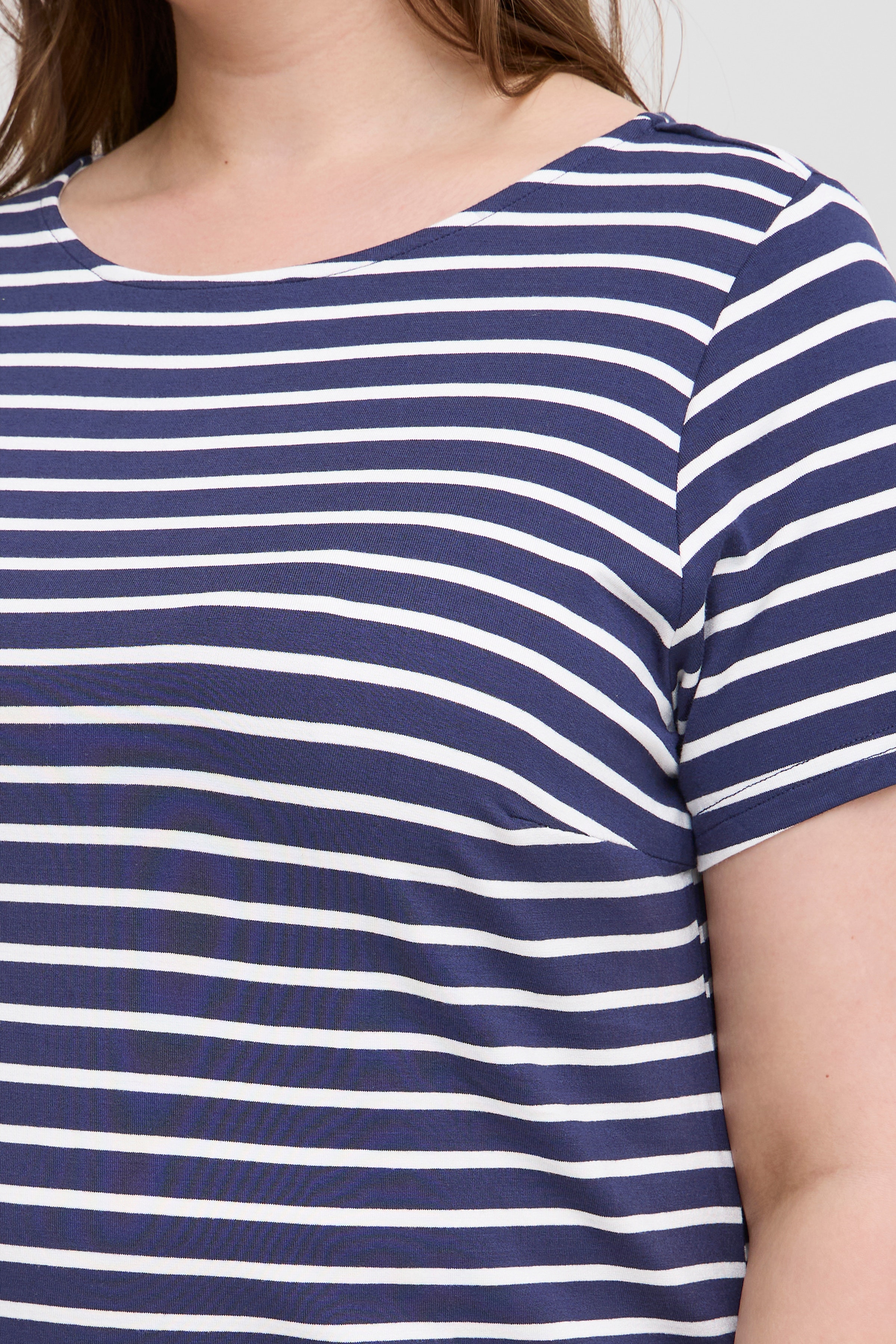 SWIVY T-shirt LOOKBOOK DETAIL 20614049-200119