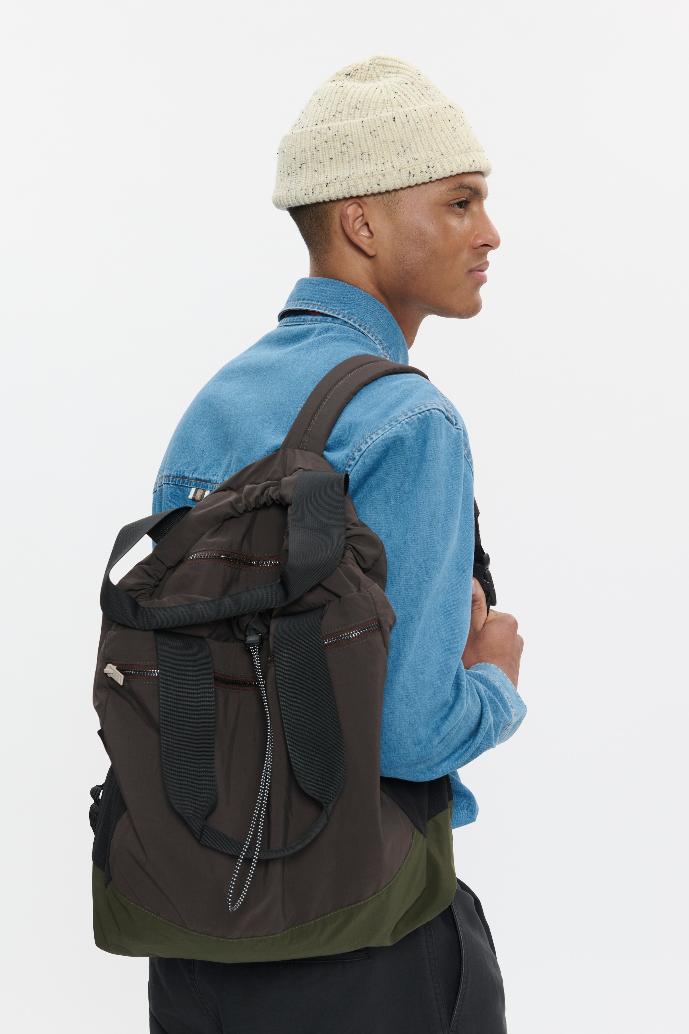 MAelgin Pose LOCATION NONE 30208673-191103