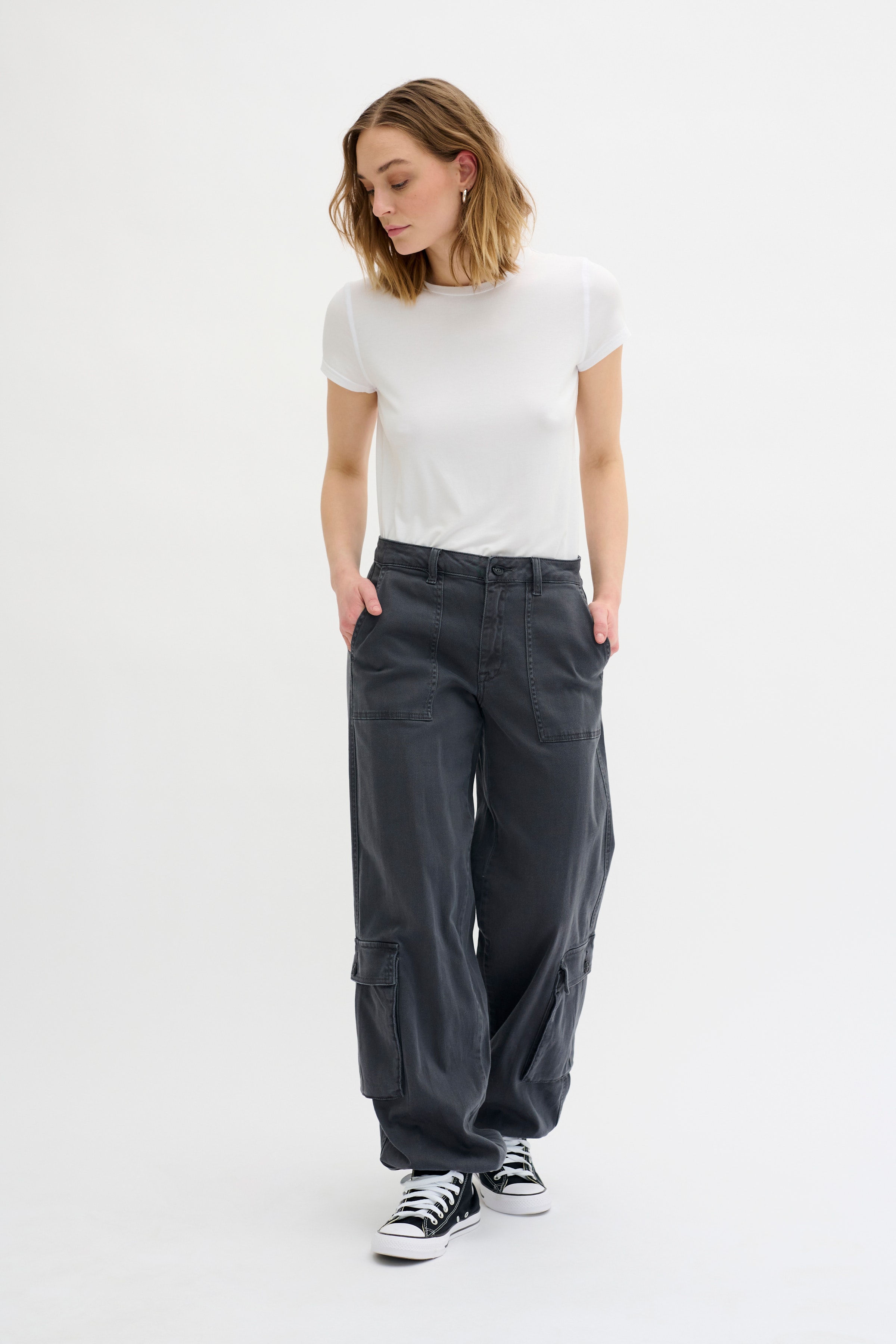 LaraMW Trousers LOOKBOOK FRONT 10704378-104643