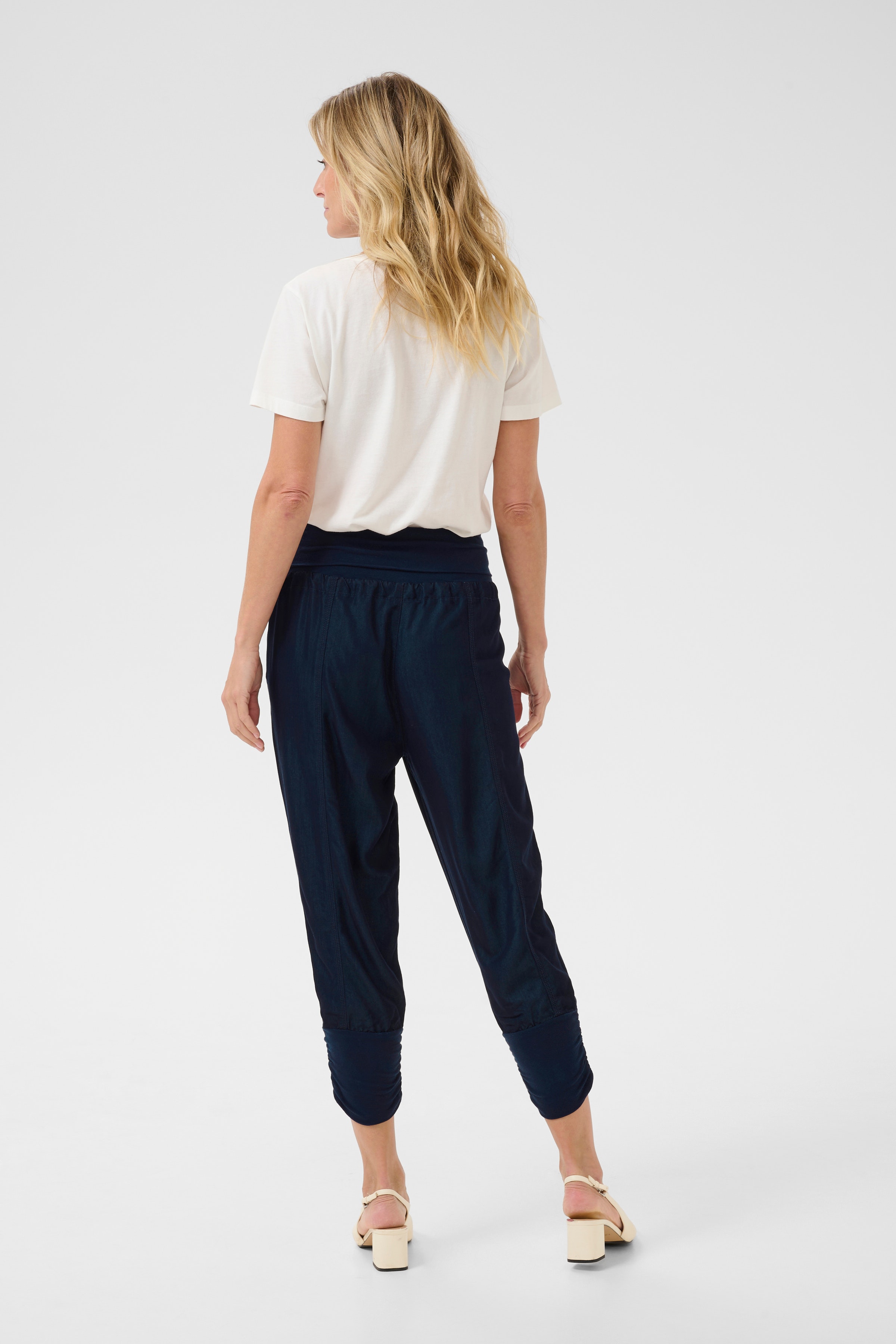 Line Trousers LOOKBOOK BACK 10604697-193923