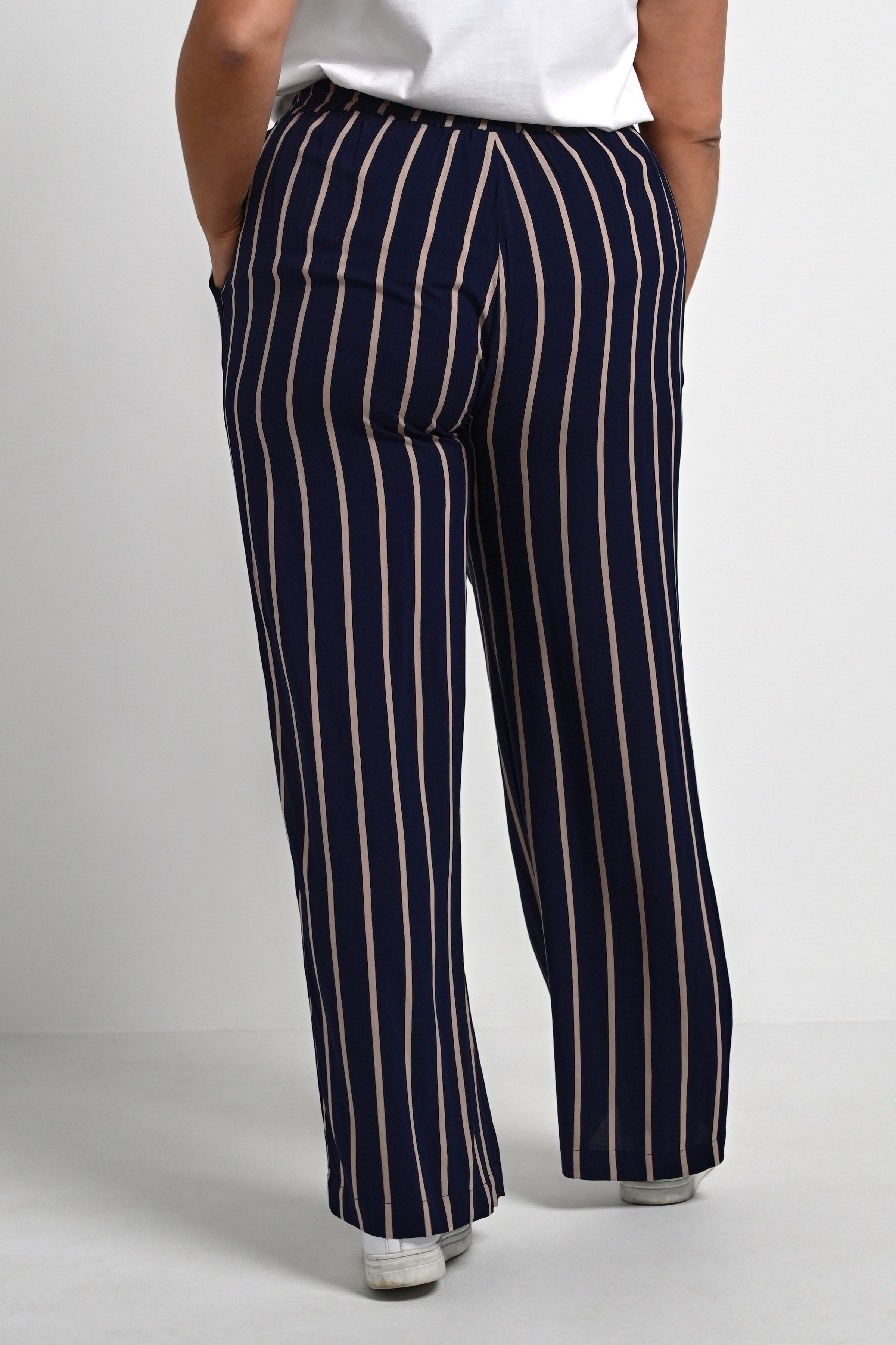 KCgemma Byxor LOOKBOOK BACK 10580872-102729