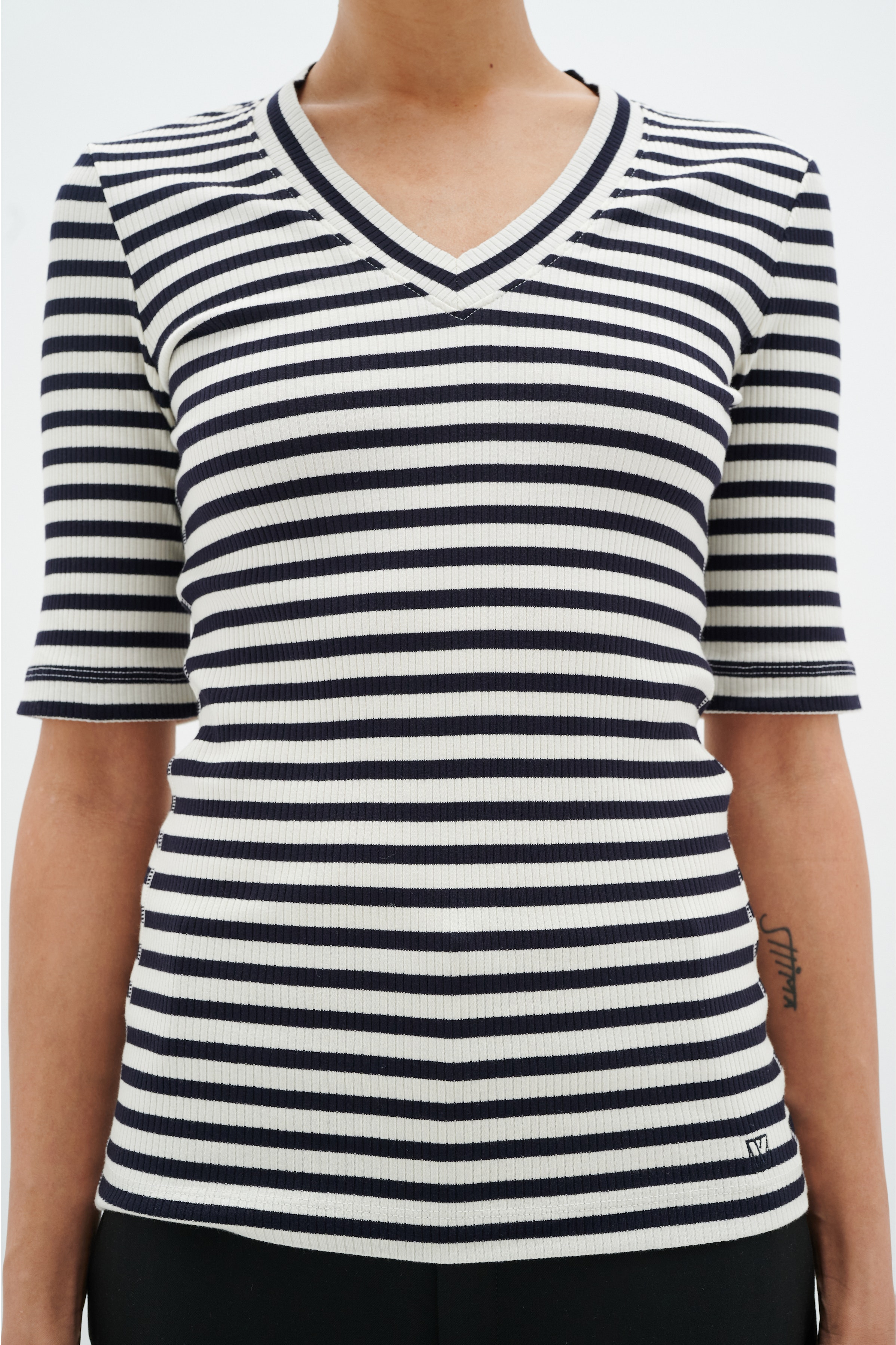 DagnaIW Striped V T-shirt LOOKBOOK DETAIL 30107270-302212