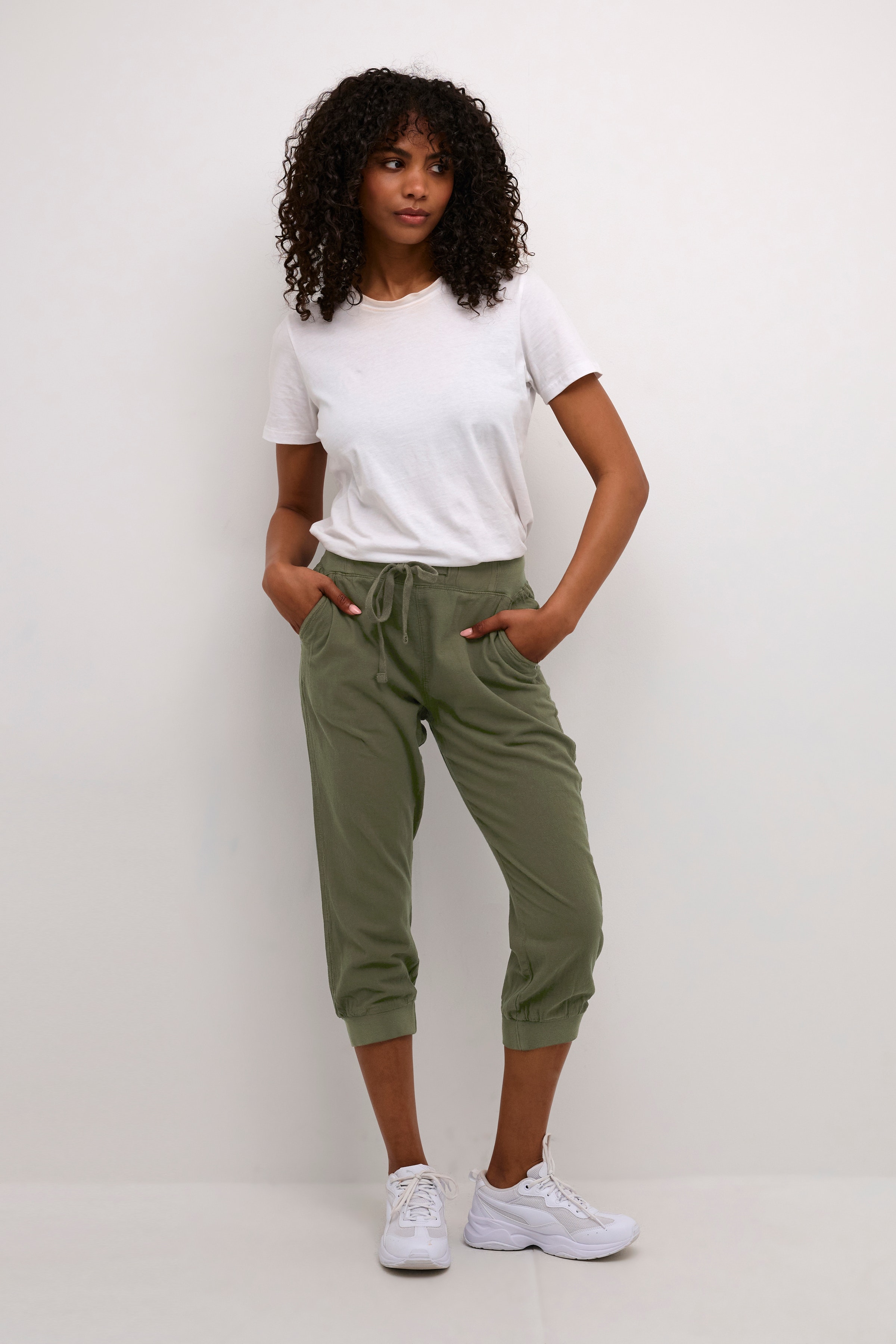 Naya Capri pants LOOKBOOK FRONT 10502803-50947