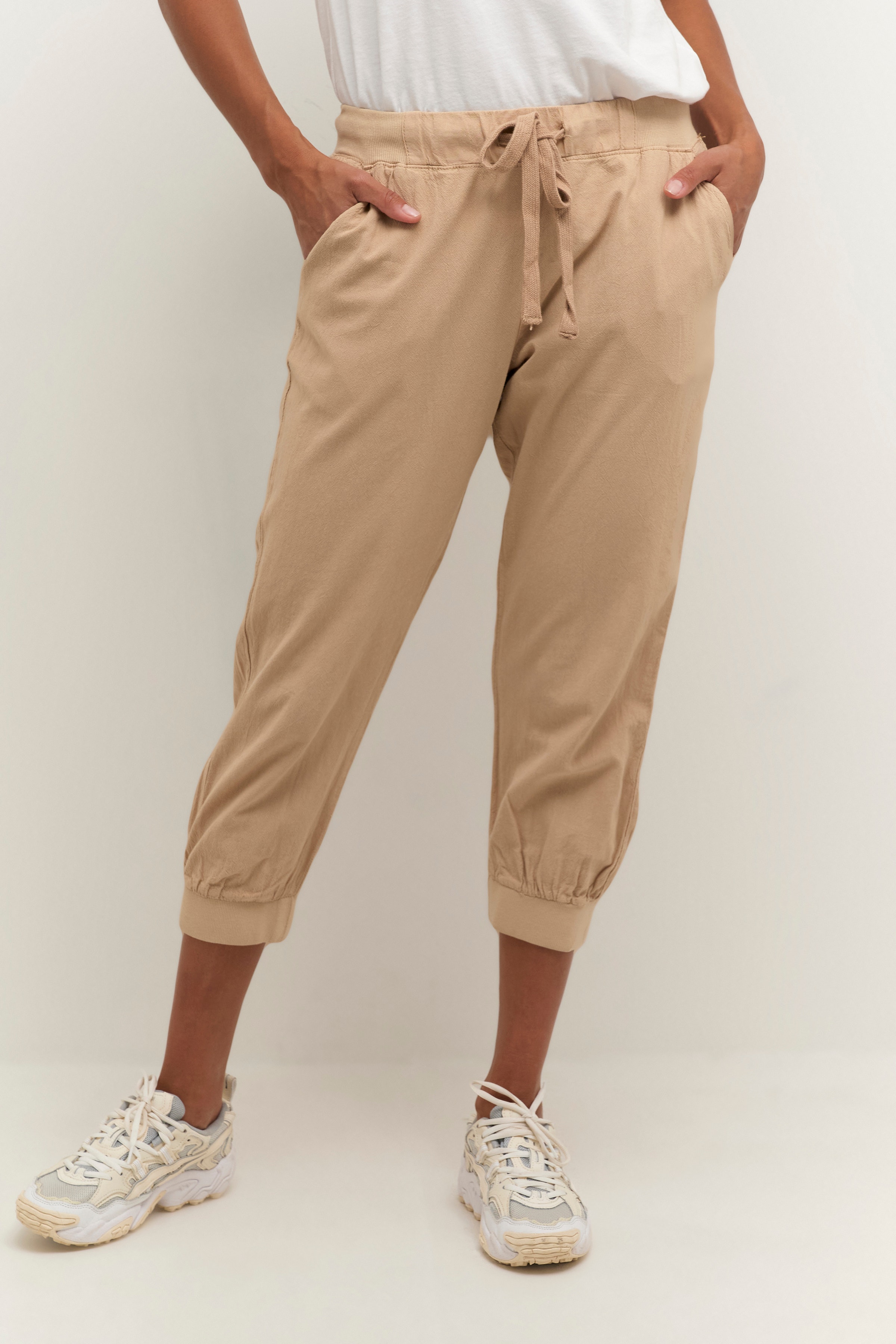 Naya Capri pants LOOKBOOK FRONT 10502803-101239